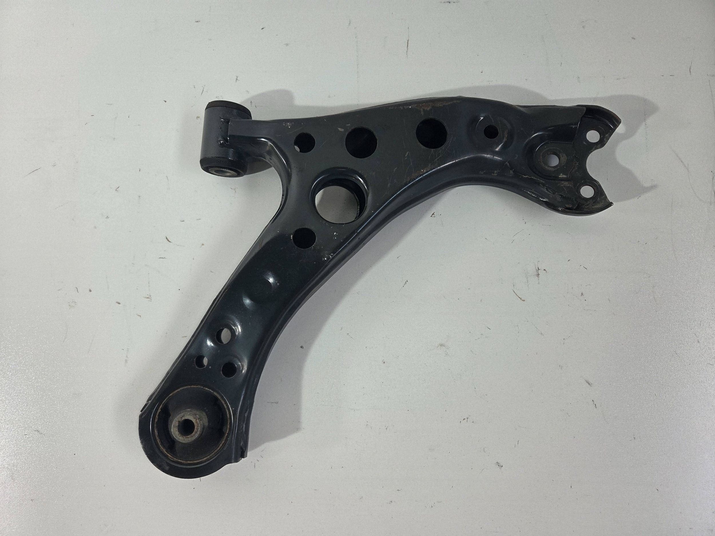 Toyota Corolla E21 Querlenker vorne links (Q882)