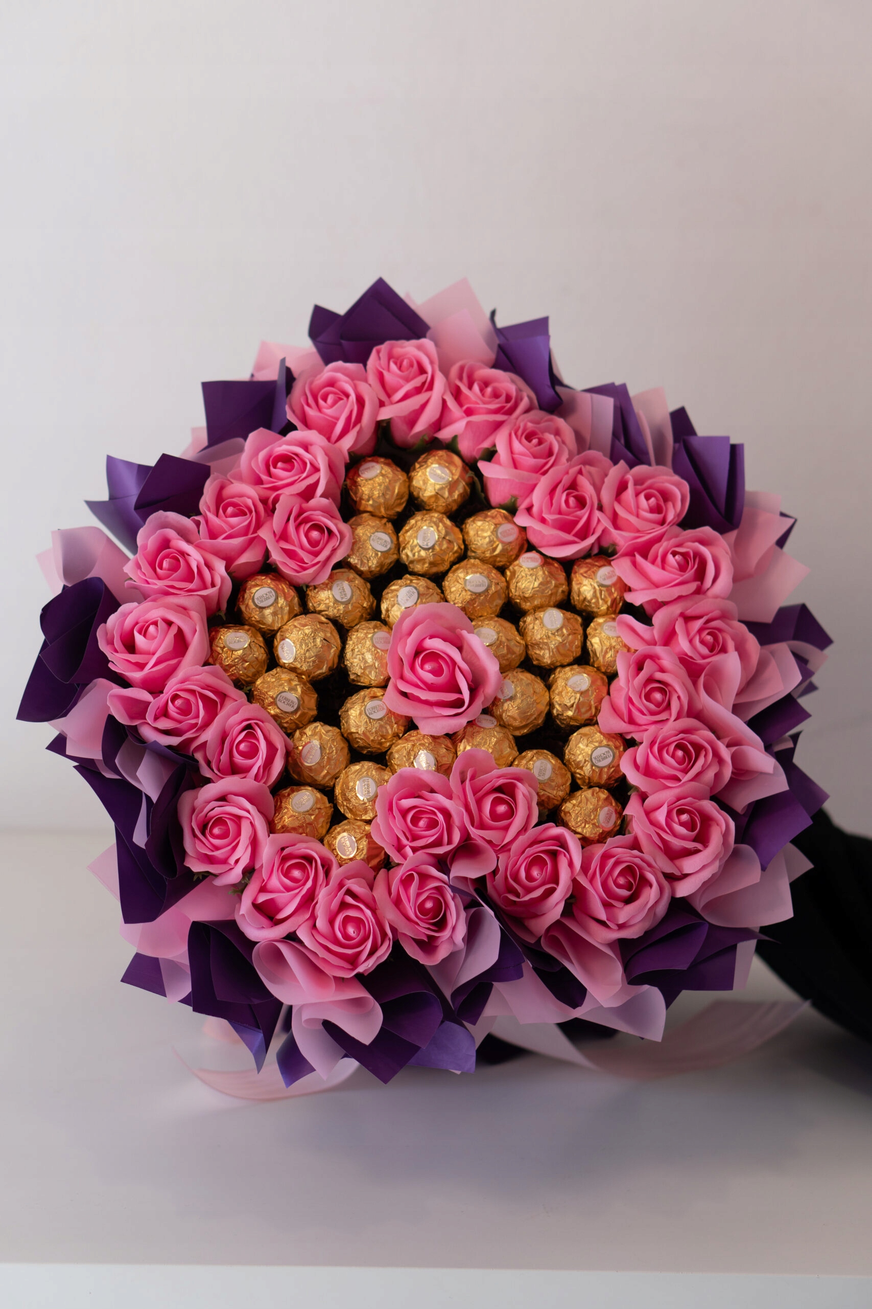 Jídelní kytice ve tvaru květiny, růžovo fialová