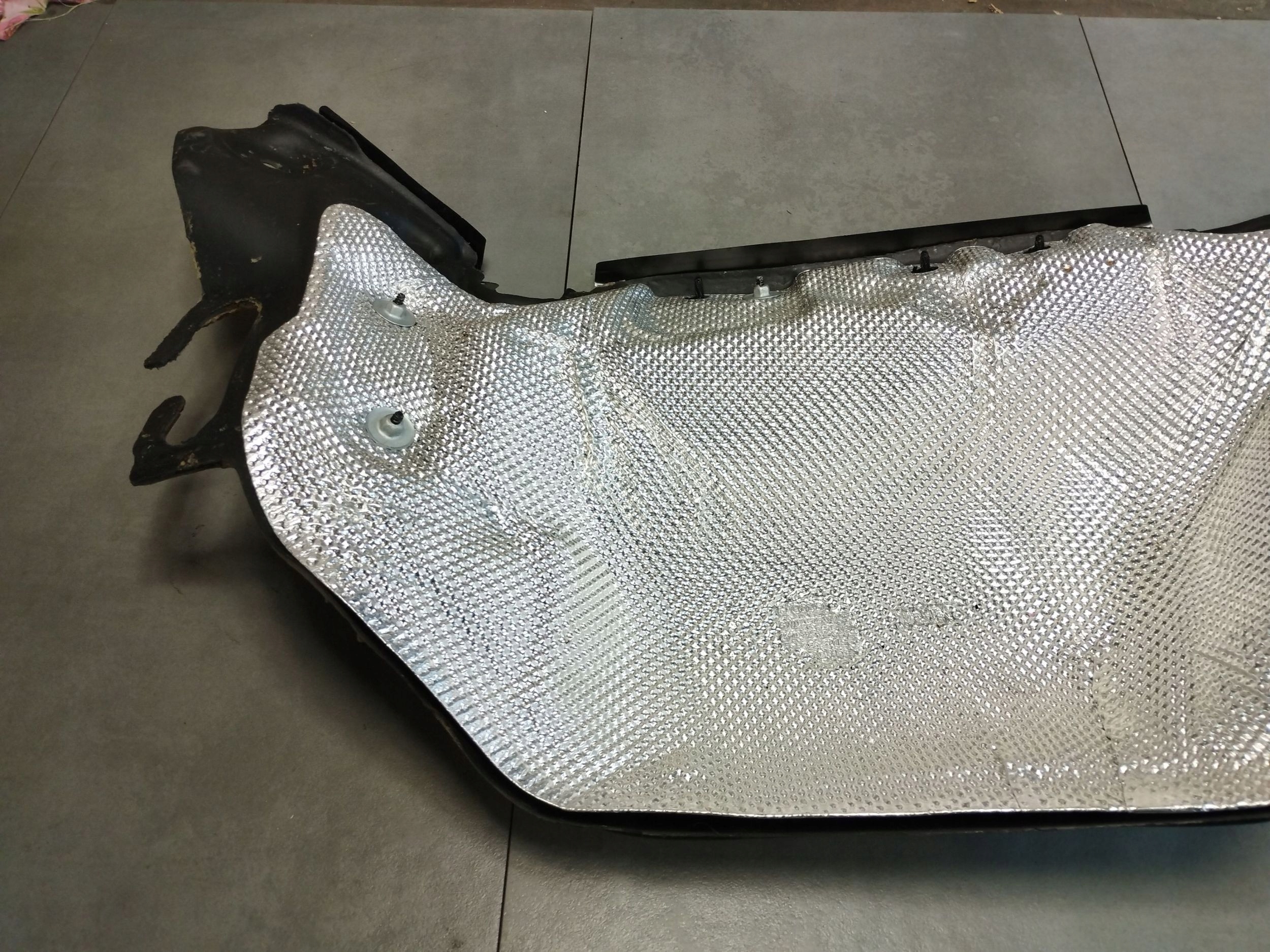 Audi A8 D4 4H Blende Abdeckung wärmblech 4H0825621E