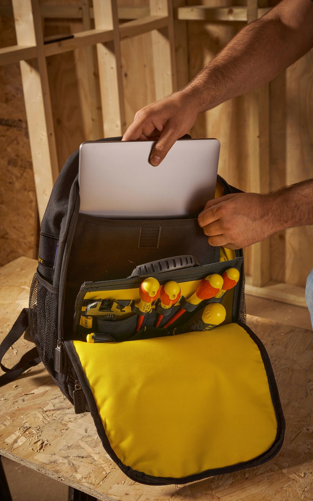 STANLEY FATMAX PLECAK NARZĘDZIOWY NA LAPTOPA 24l STST1-72335 Liczba kieszeni wewnątrz 2