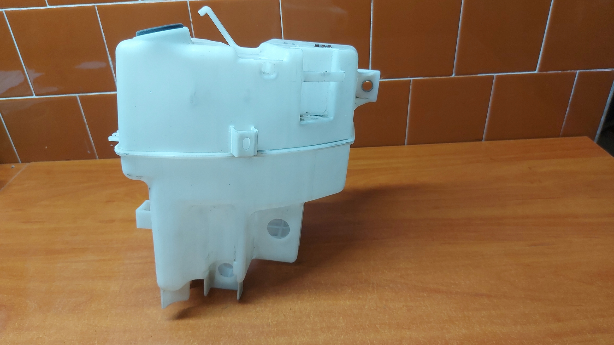 washer fluid tank TOYOTA RAV4 IV 12