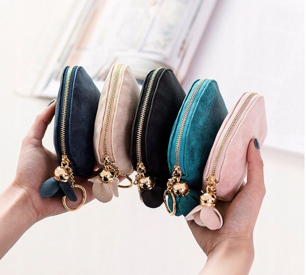 PORTFELIK ZAMSZOWA SASZETKA Z OZDOBNYM BRELOKIEM TURKUSOWY Zapięcie zamek