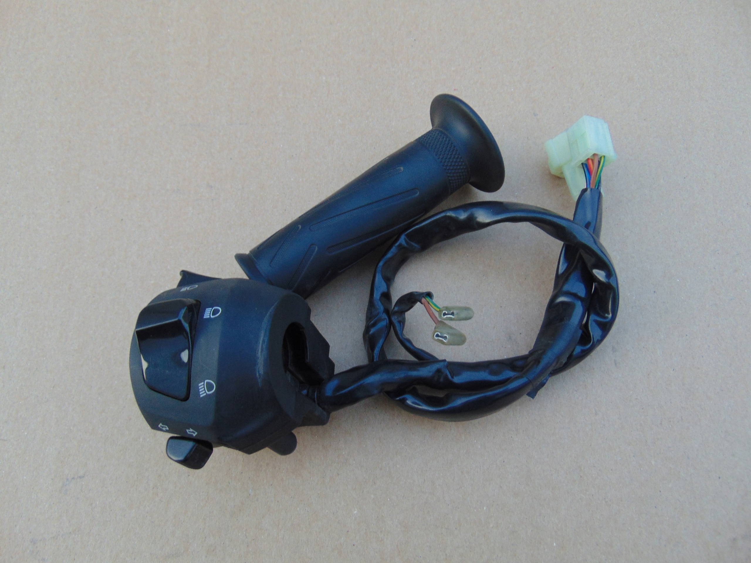 YAMAHA XMAX 400 14-17 ПЕРЕКЛЮЧАТЕЛИ ЛЕВЫЕ РЕЗИНА