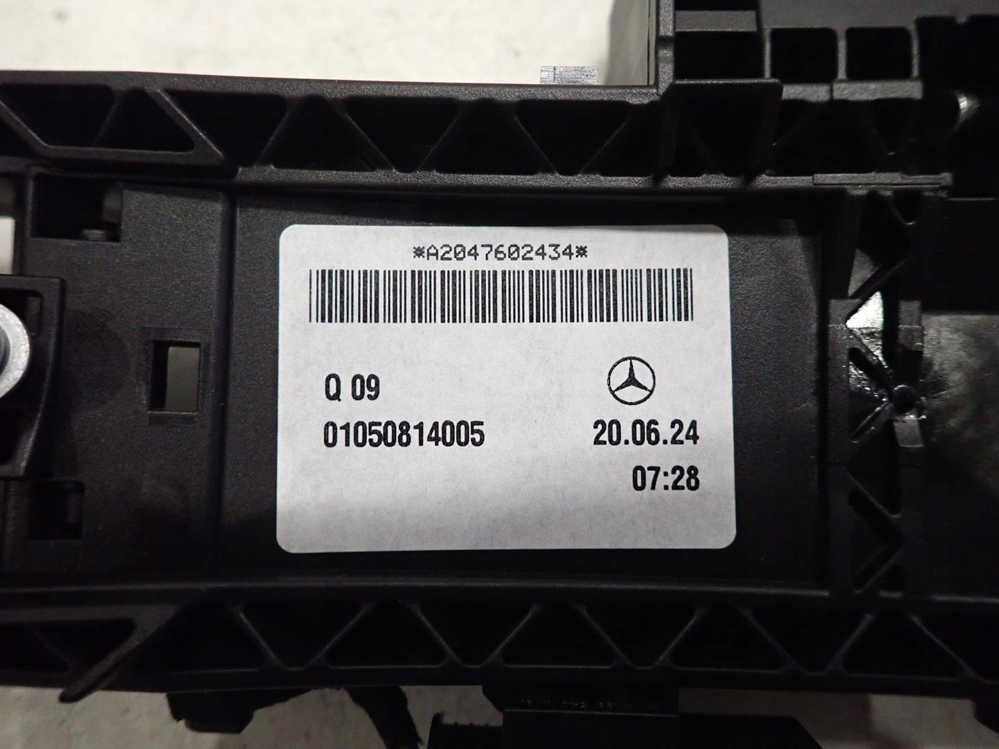 handle door right holder MERCEDES C-class W204 A2047602434