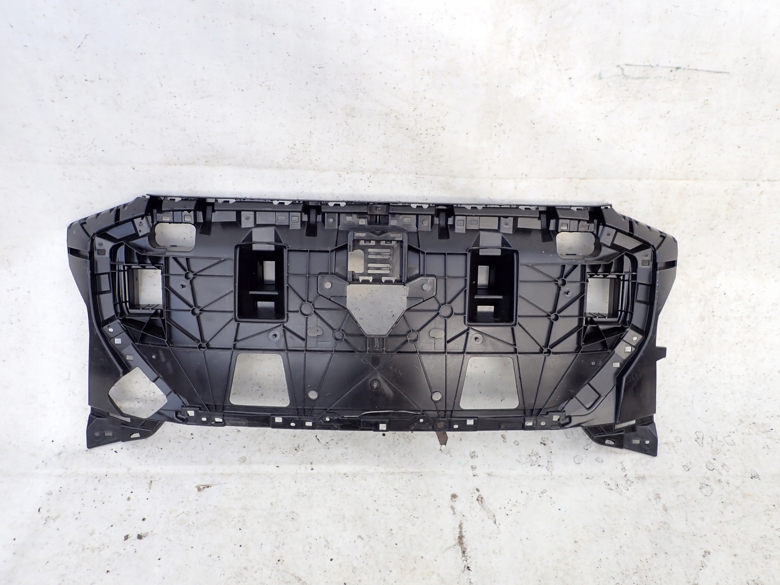 AUDI Q4 E-TRON 89A 21- WZMOCNIENIE GRILLA ATRAPY