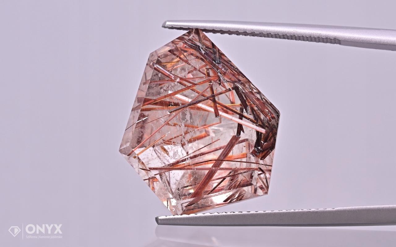 Křemen s rutilem fazetovaný nepravidelný 19,5x17,5 mm