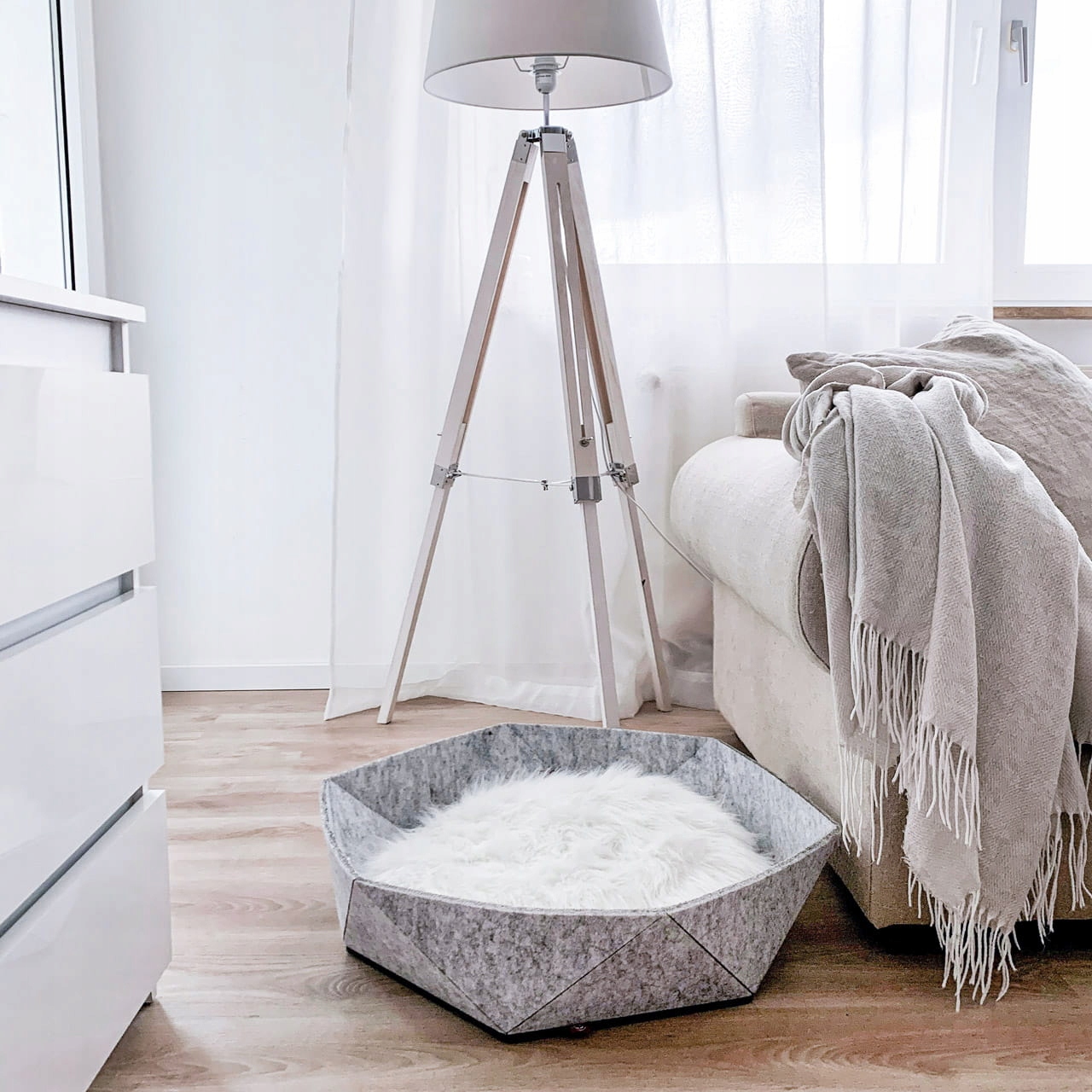 Zoey Pelíšek Koš pro kočky z plsti od Canadian Cat – světle šedá