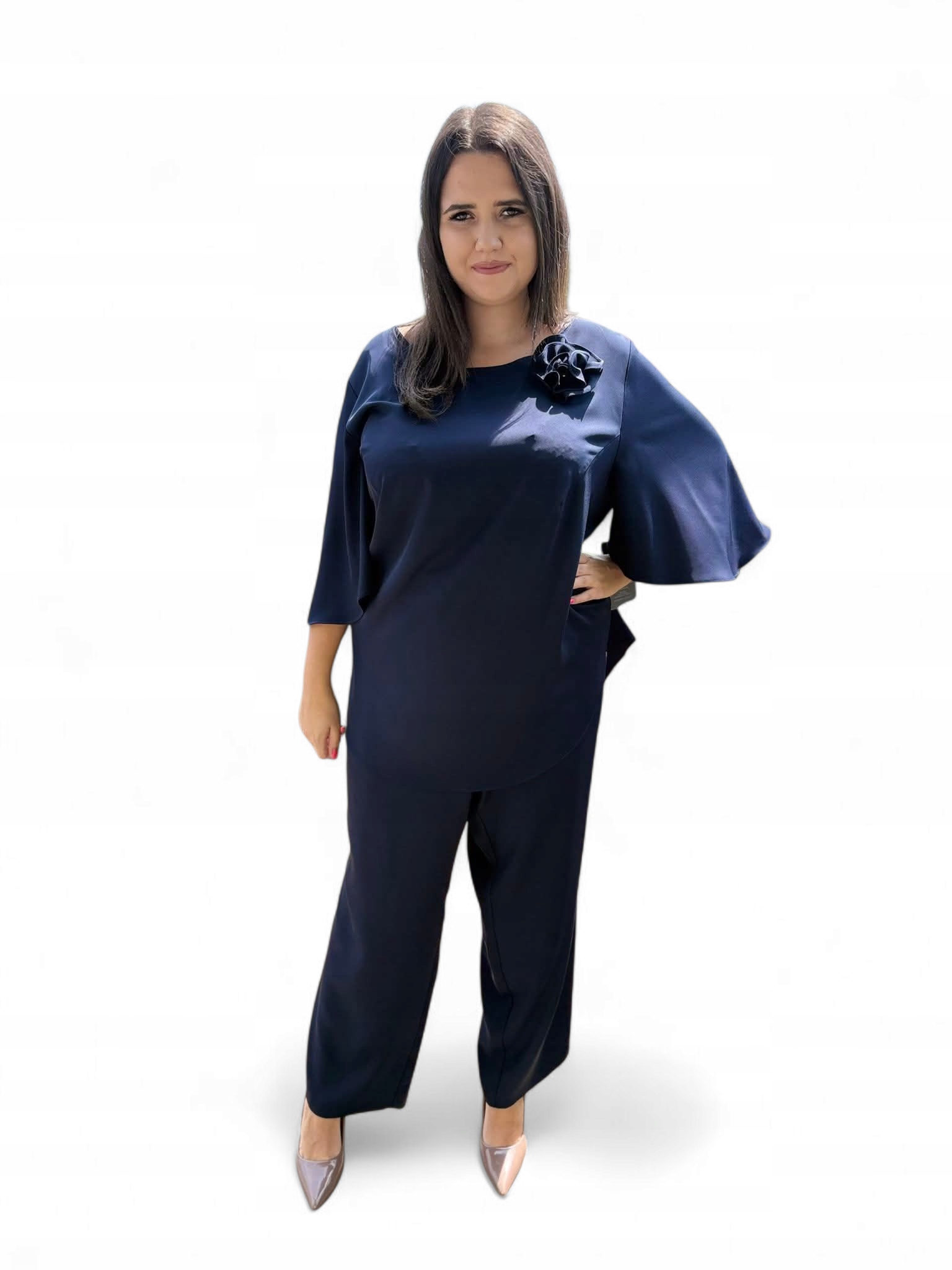 Návštěvní šifonový komplet s růžičkou, halenka kalhoty velikost 58, tmavě modrá