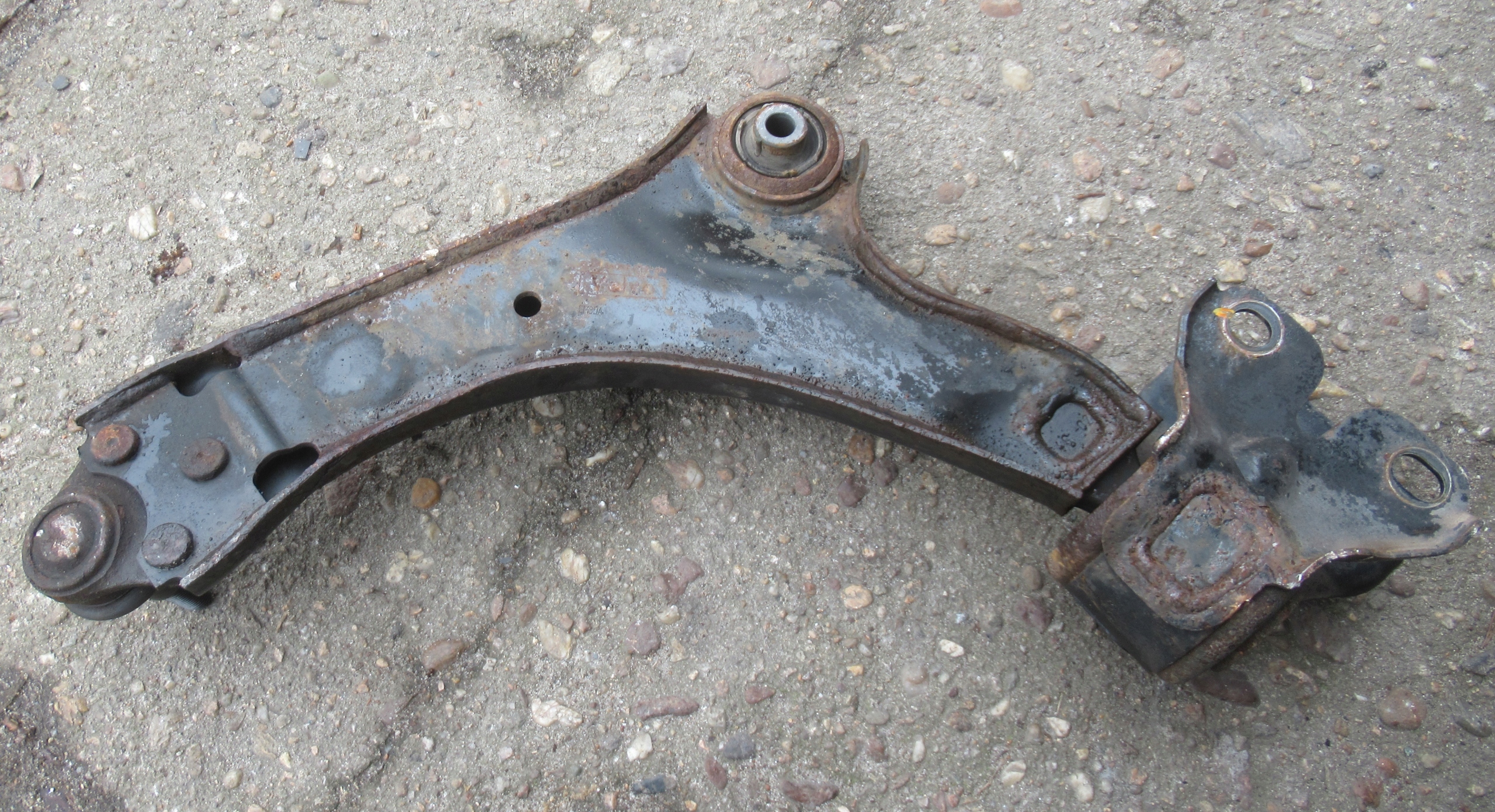 VOLVO V70 2.0 D 09R arm right front