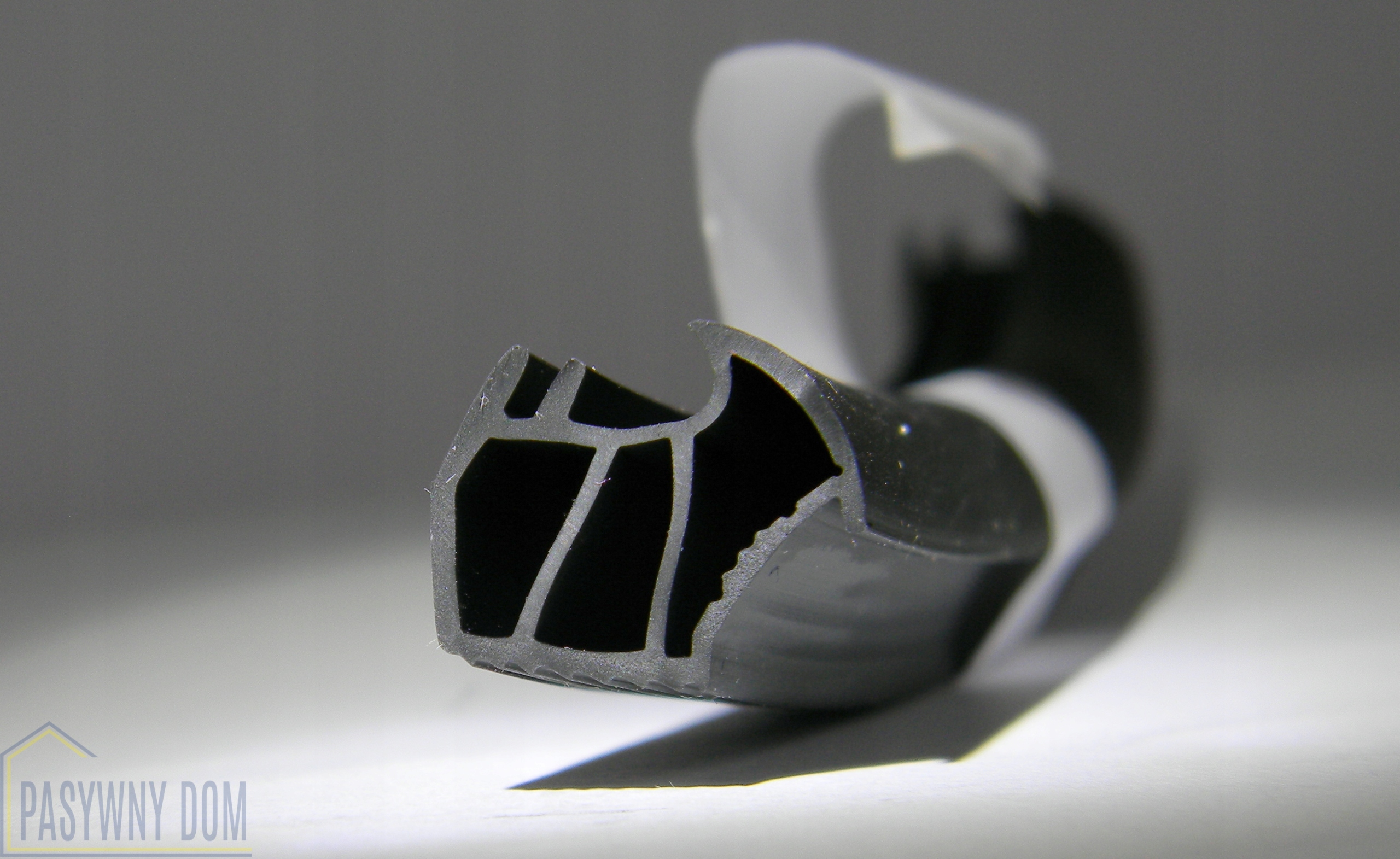 USZCZELKA KA 2 POGRUBIONA DO DRZWI METALOWYCH CZARNA KA-2 5 mb Marka inna