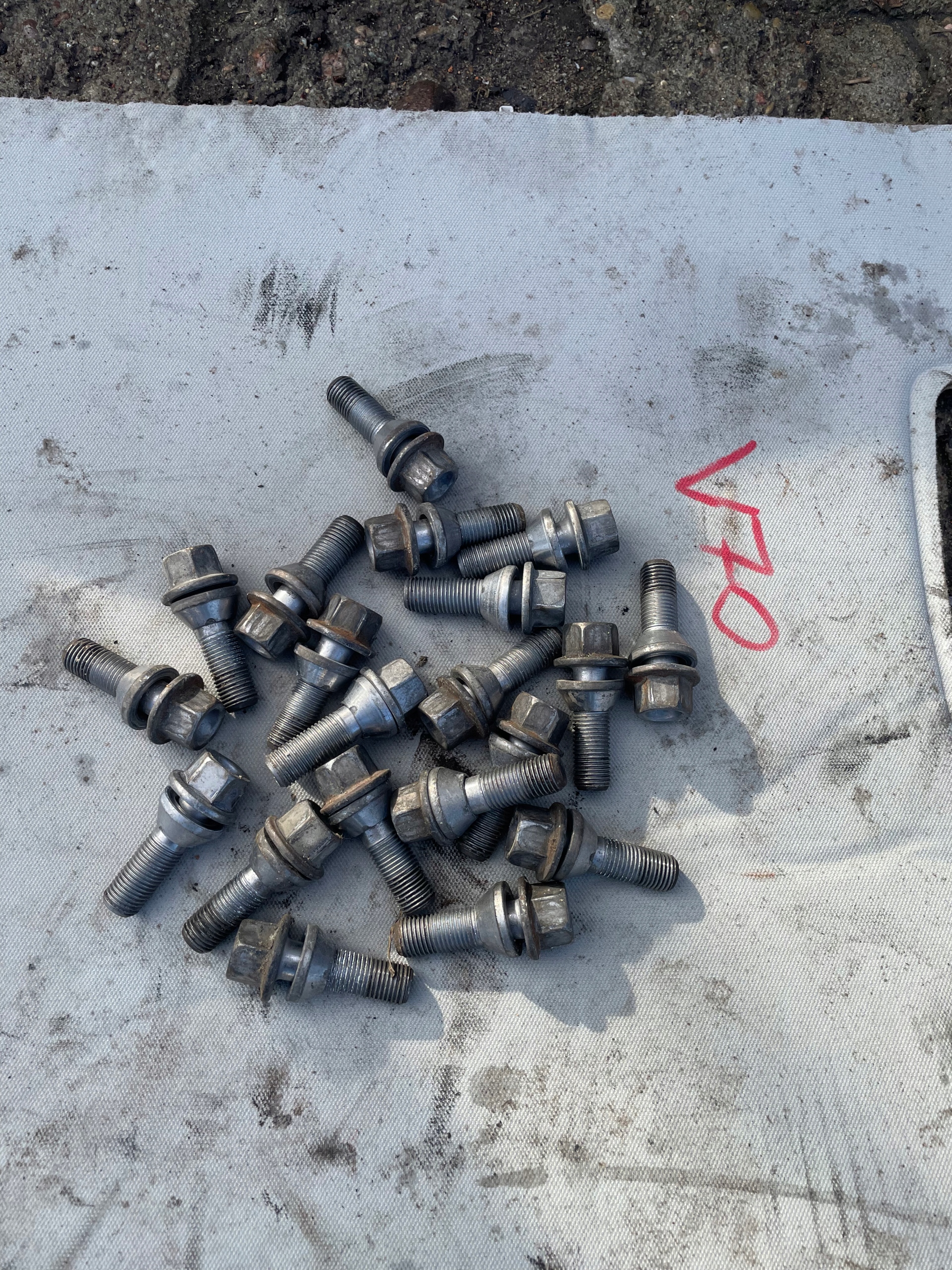 Volvo оригінальні колісні болти в зборі