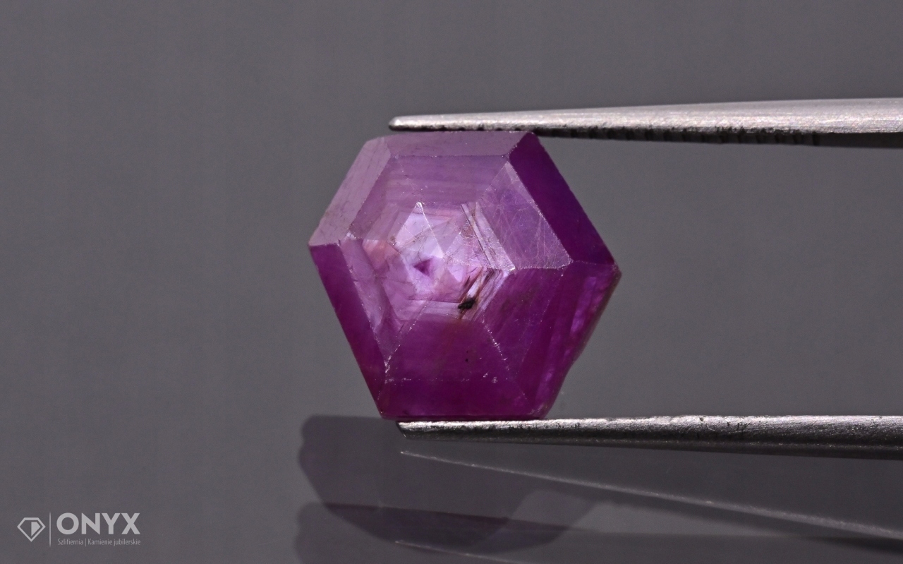 Rubín fazetovaná rozeta nepravidelná 10,5x9 mm