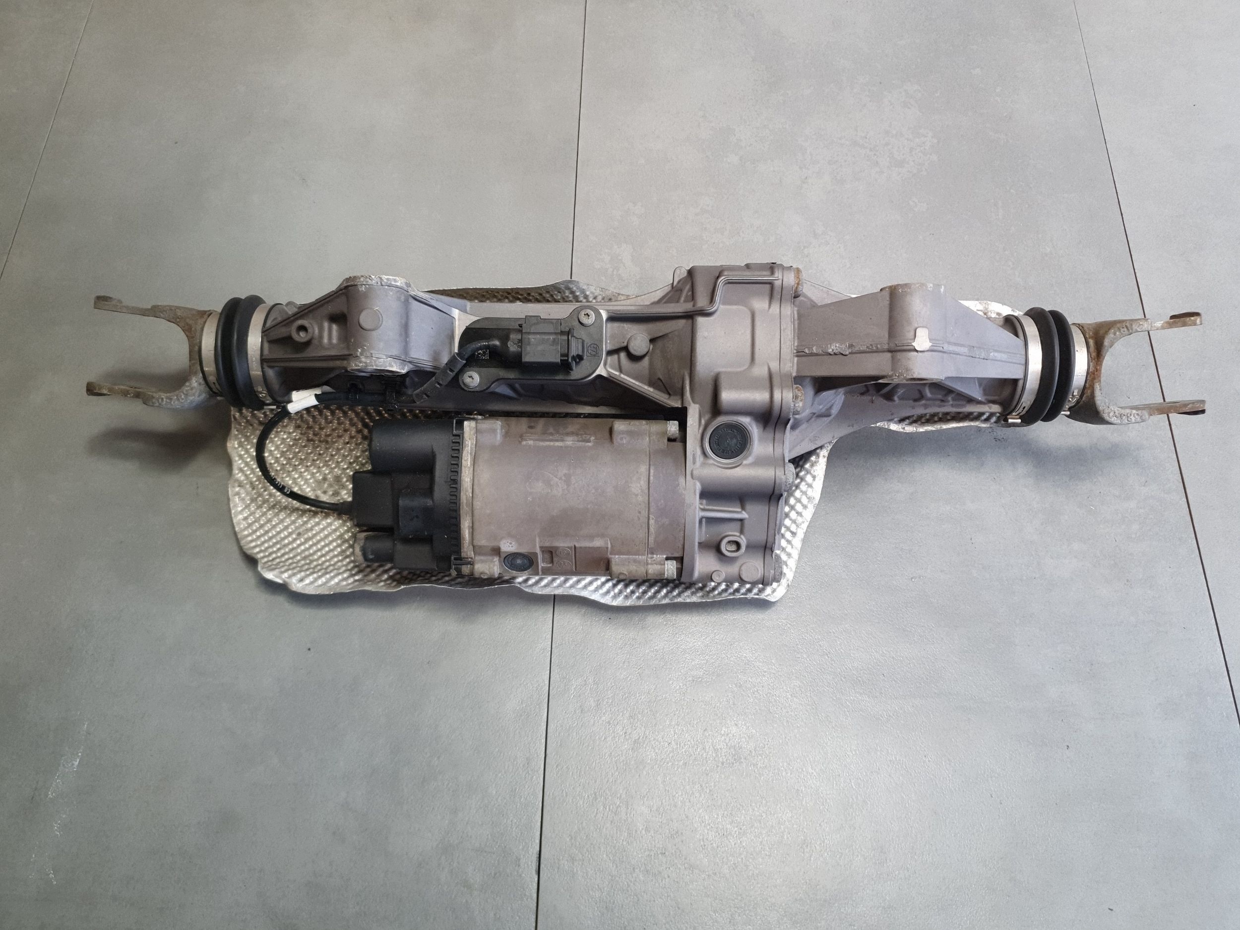 Audi Q7 4M control skretna osi rear part 4M0501055F