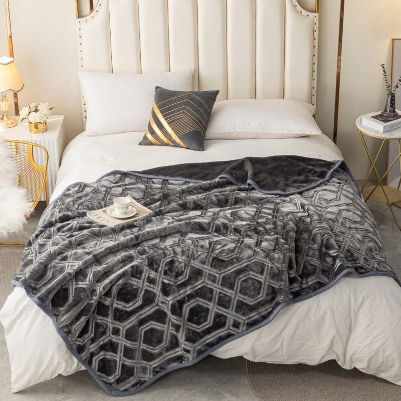 Akrylová lisovaná deka Vito 200x220, geometrický grafitový vzor