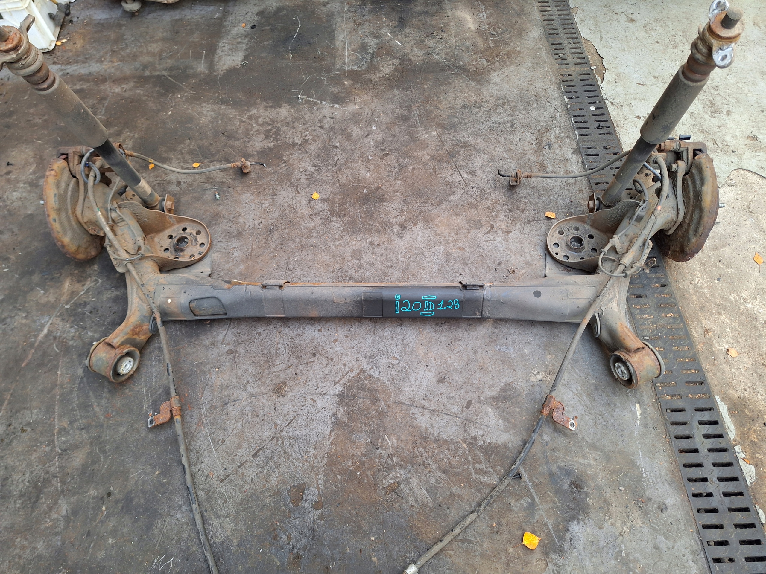 OS TYL TYLNA BELKA ZAWIESZENIA HYUNDAI I20 II 14- KOMPLETNA