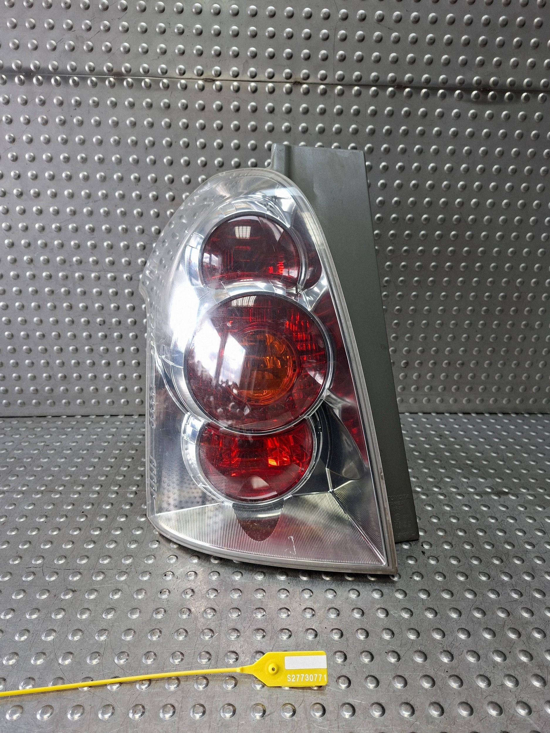 light rear part left TOYOTA COROLLA VERSO 04-08 EU