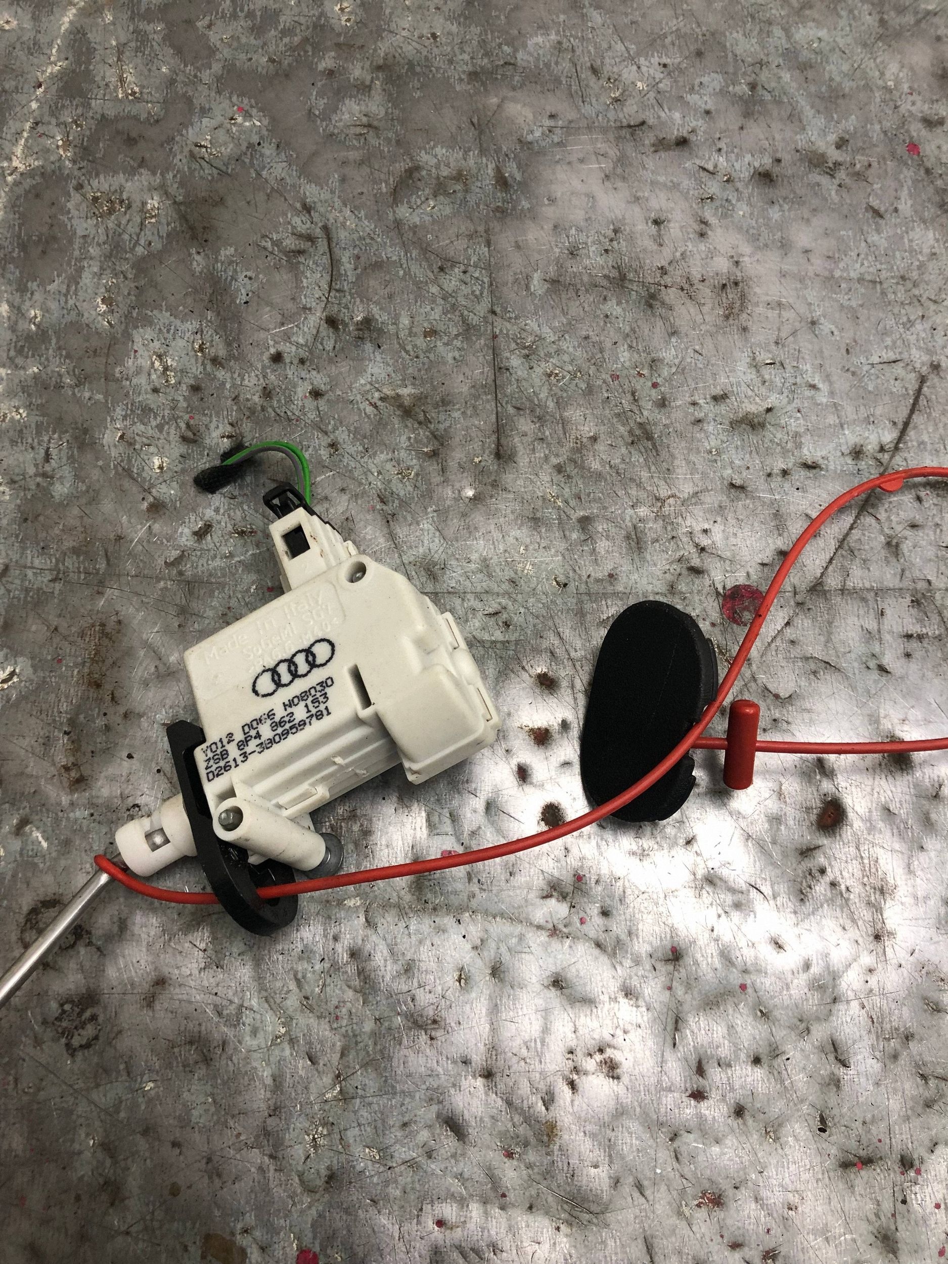 tlmič dvierka nádrže AUDI A3 8P 5d LIFT 8P4862153