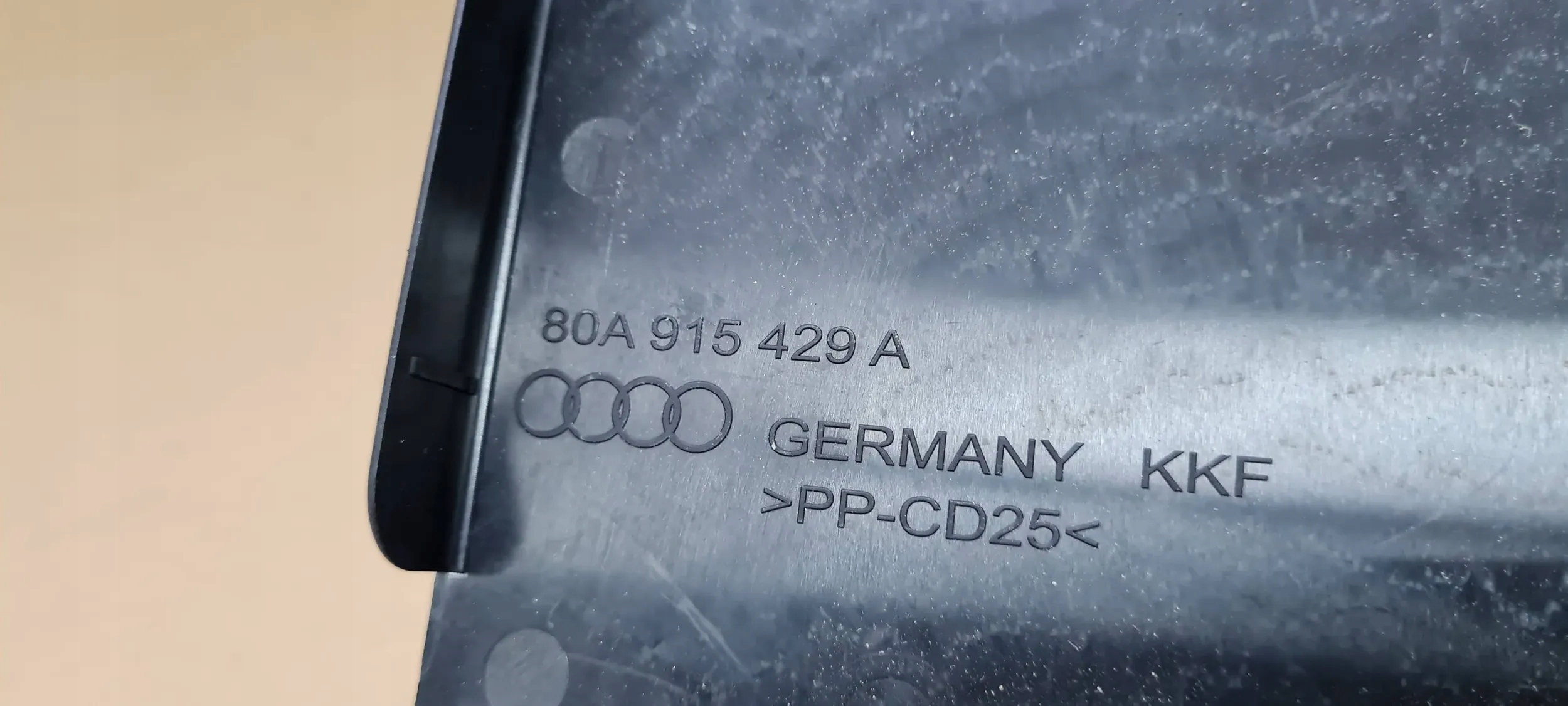 Q5 80A fedél fedél AKUMULATORA 80A915429A