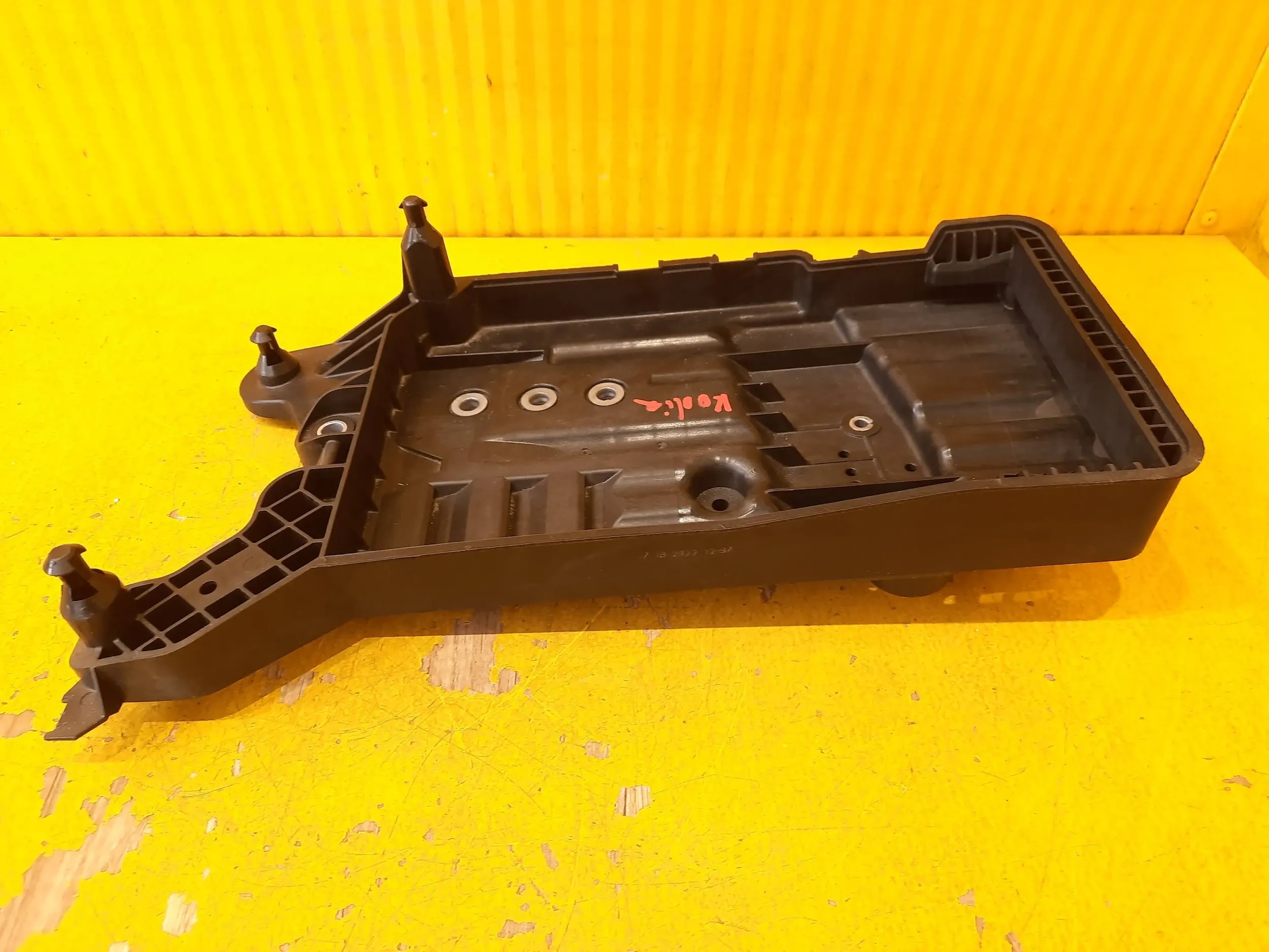 Skoda Kodiaq PODSTAWA AKUMULATORA 5QF915331C Numer katalogowy części 5QF915321C