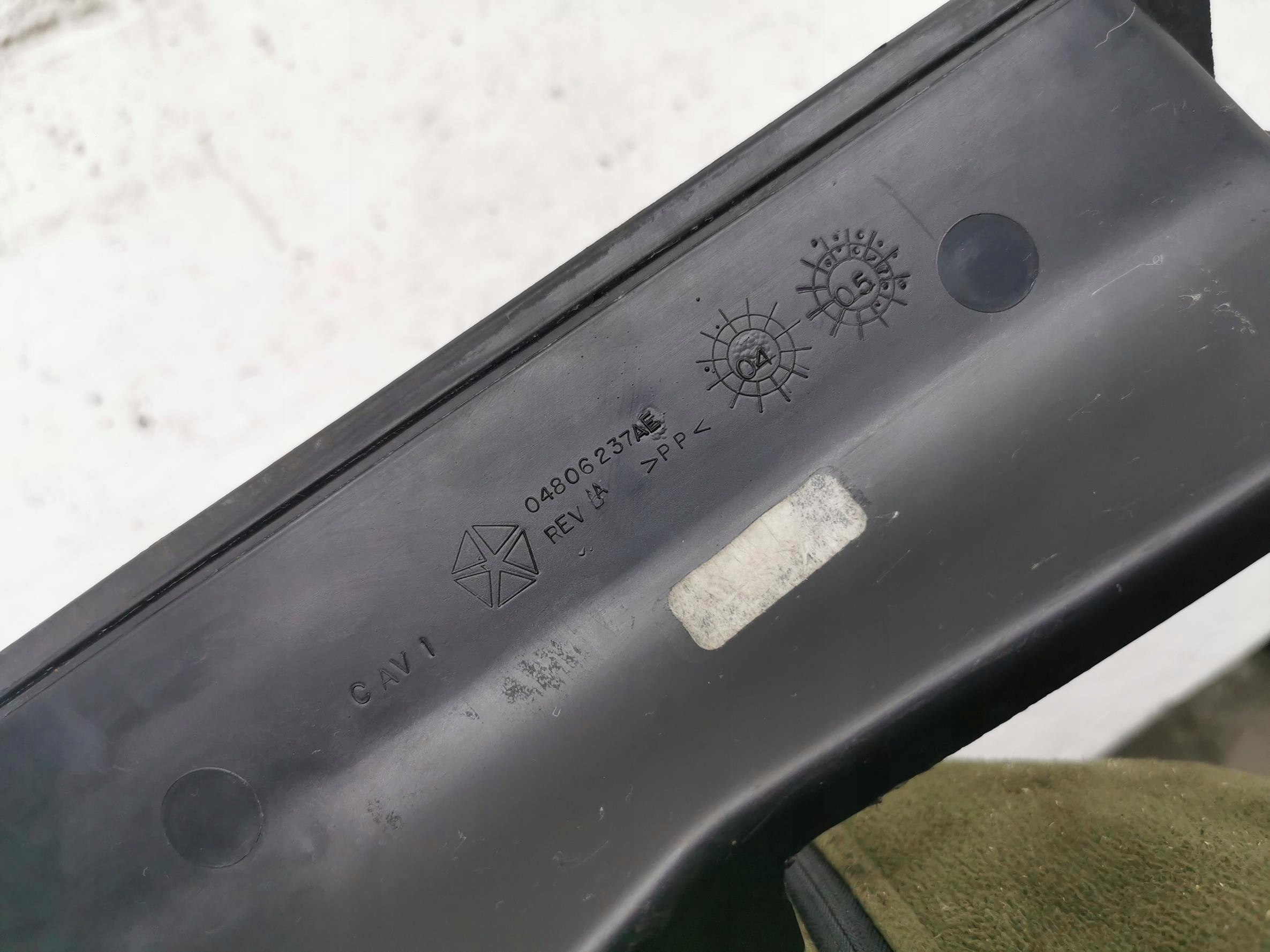 cover radiator left CHRYSLER 300C 04806237AE