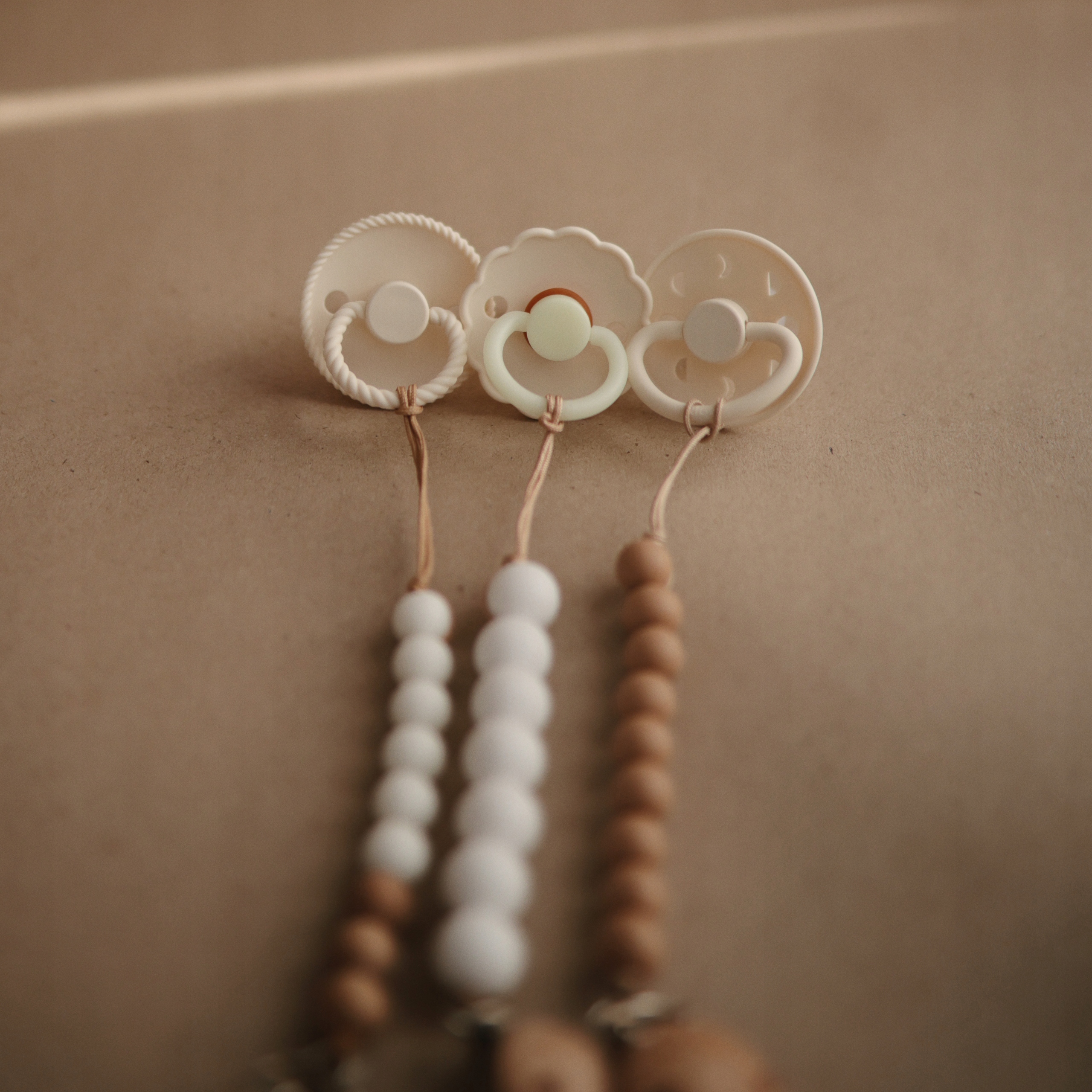 Smoczek FRIGG Rope silikonowy 0m+ Cream Kod producenta 75851359