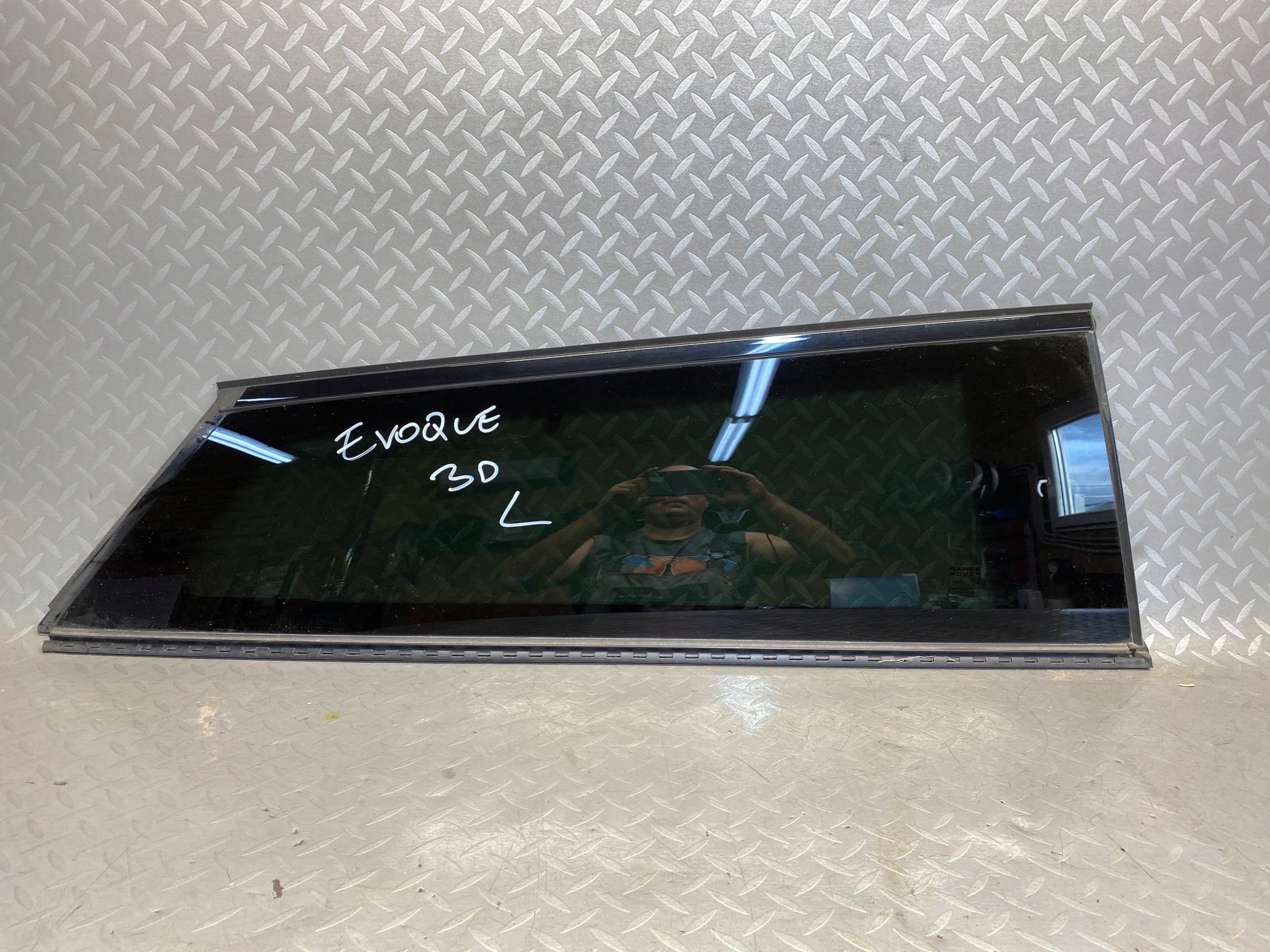 СТЕКЛО БЫСТРОЕ КУЗОВНОЕ ЗАДНЕЕ ПРАВОЕ EVOQUE 3 ДВЕРИ