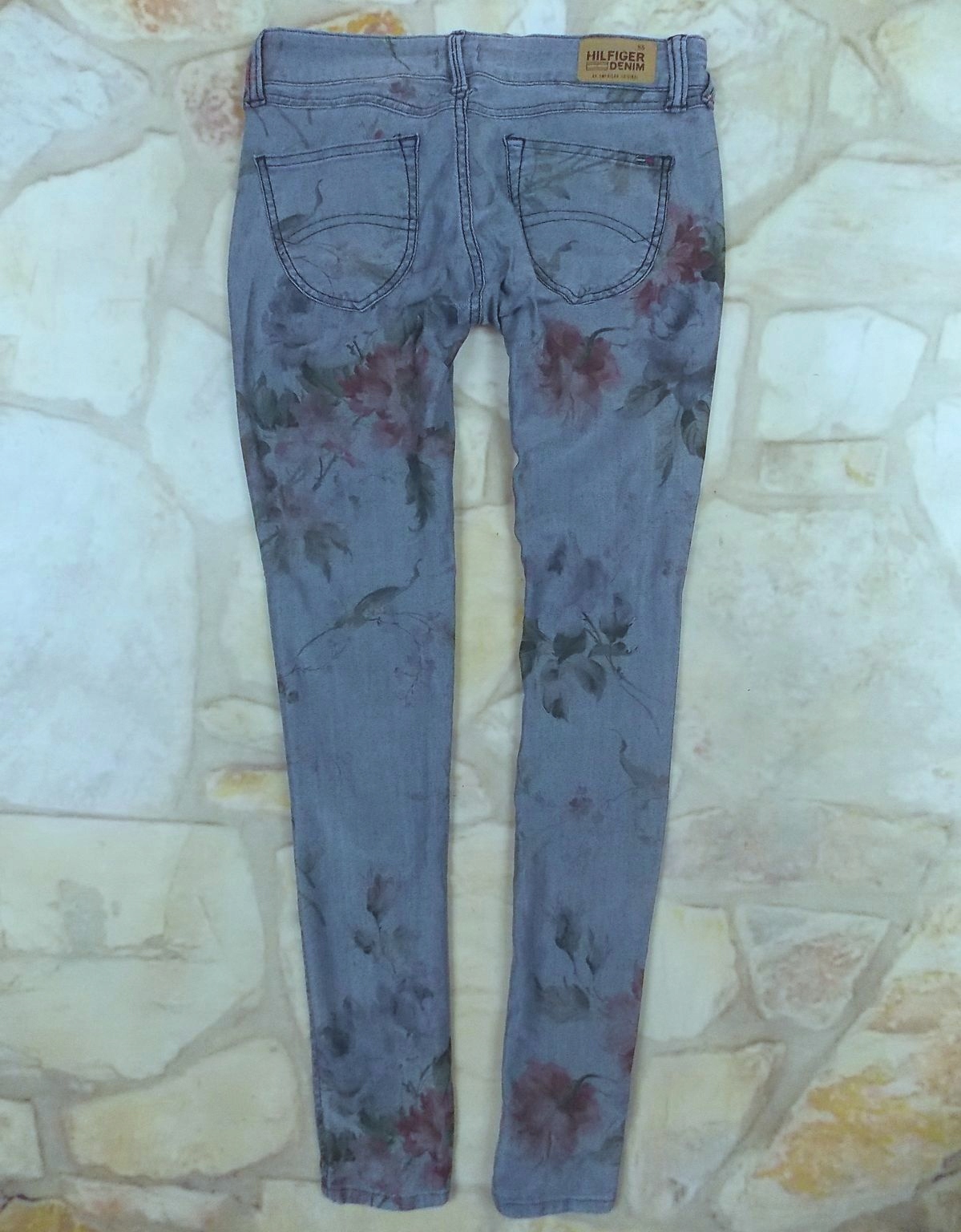 Spodnie dżinsy Tommy Hilfinger rurki kwiaty 28/32 Kolor niebieski