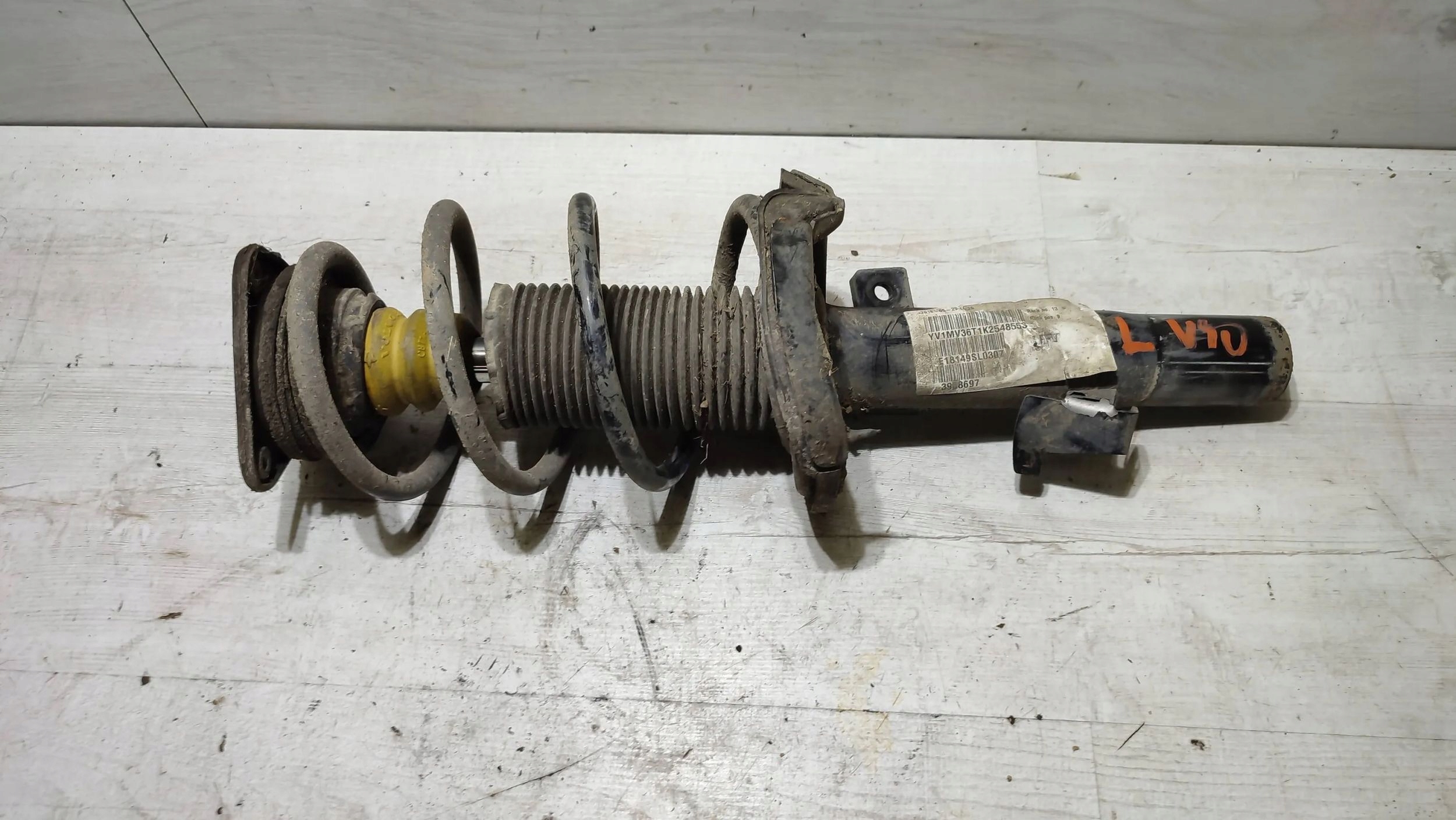 Volvo V40 2018 front side left shock absorber