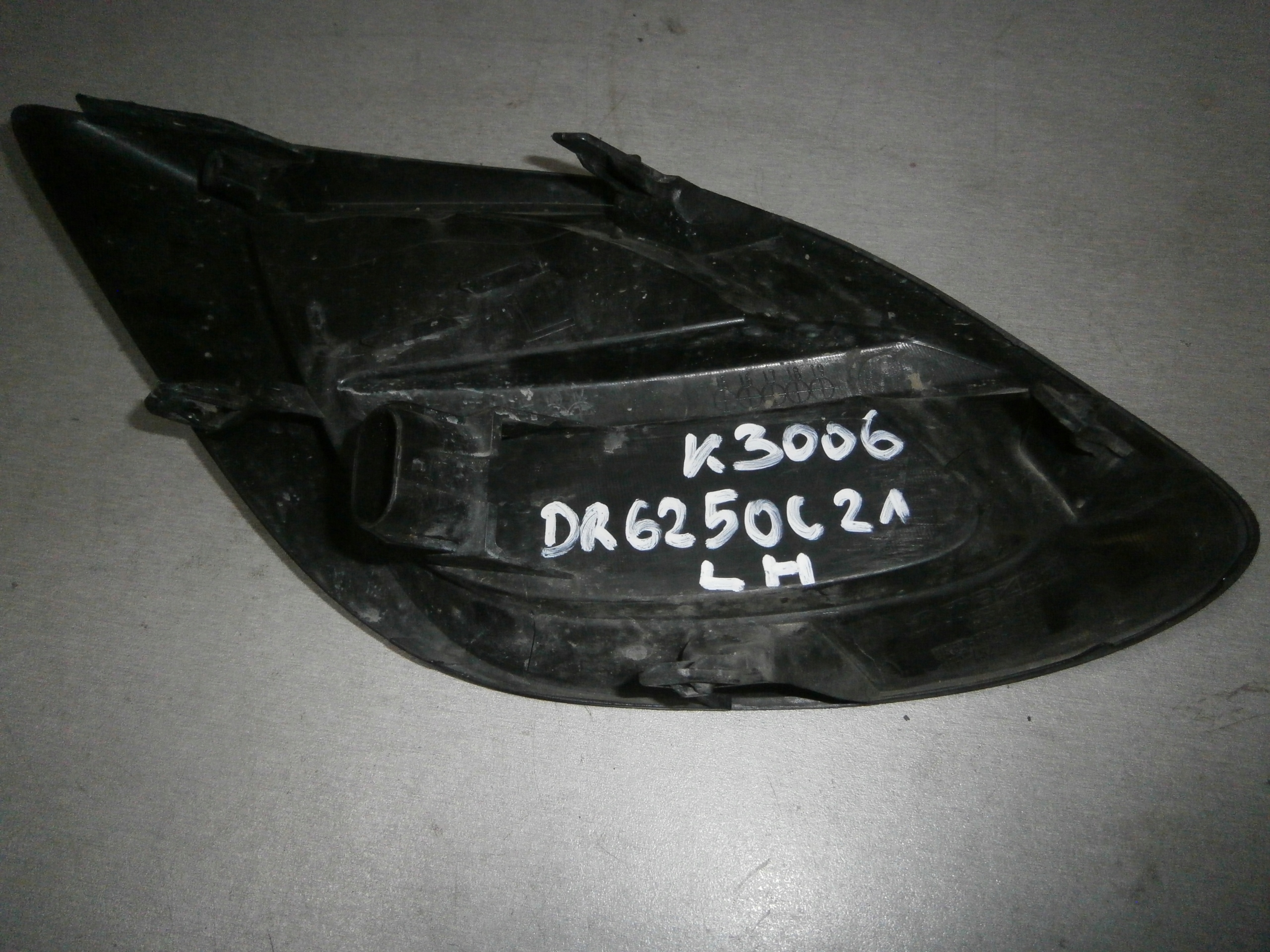 mazda oe DR62-50C21 решетка , бампер