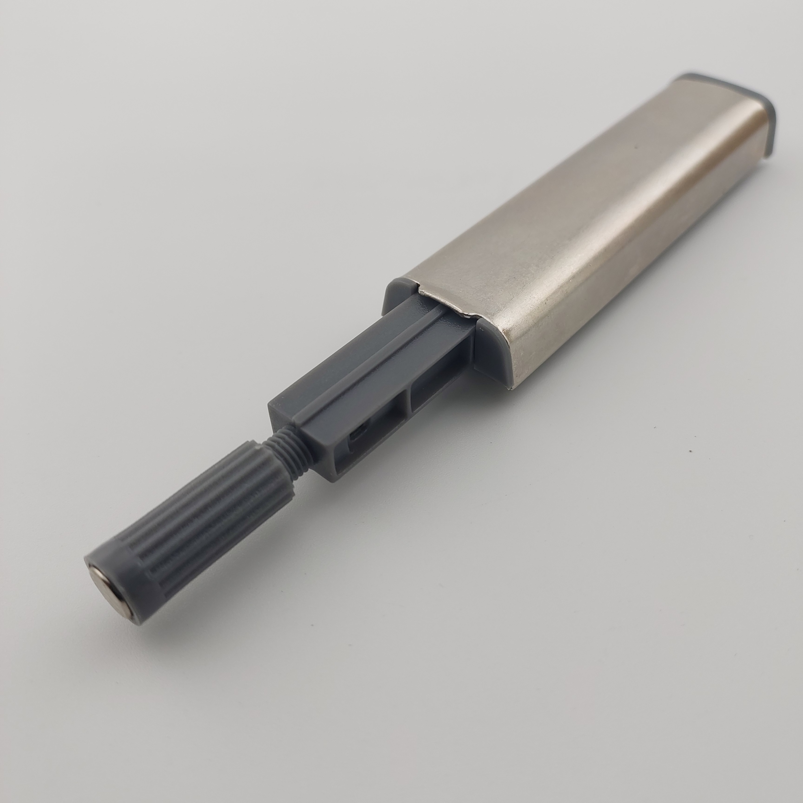 ODBOJNIK DO DRZWI AMORTYZATOR TIP ON PUSH TO OPEN METALOWY Z MAGNESEM Długość (cm) 8.3 cm