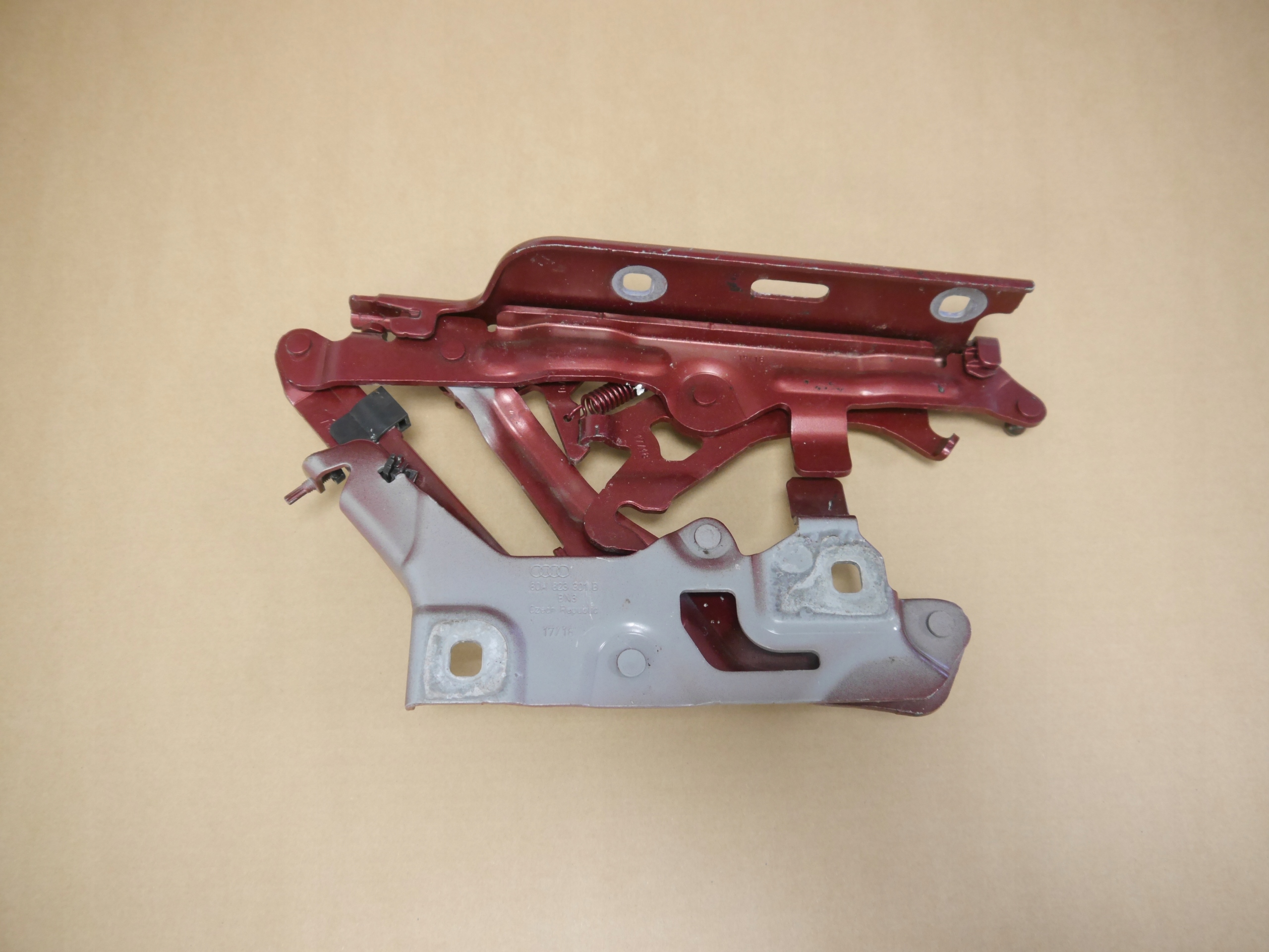 AUDI Q5 80A ZAWIAS MASKI LEWY 80A823301B