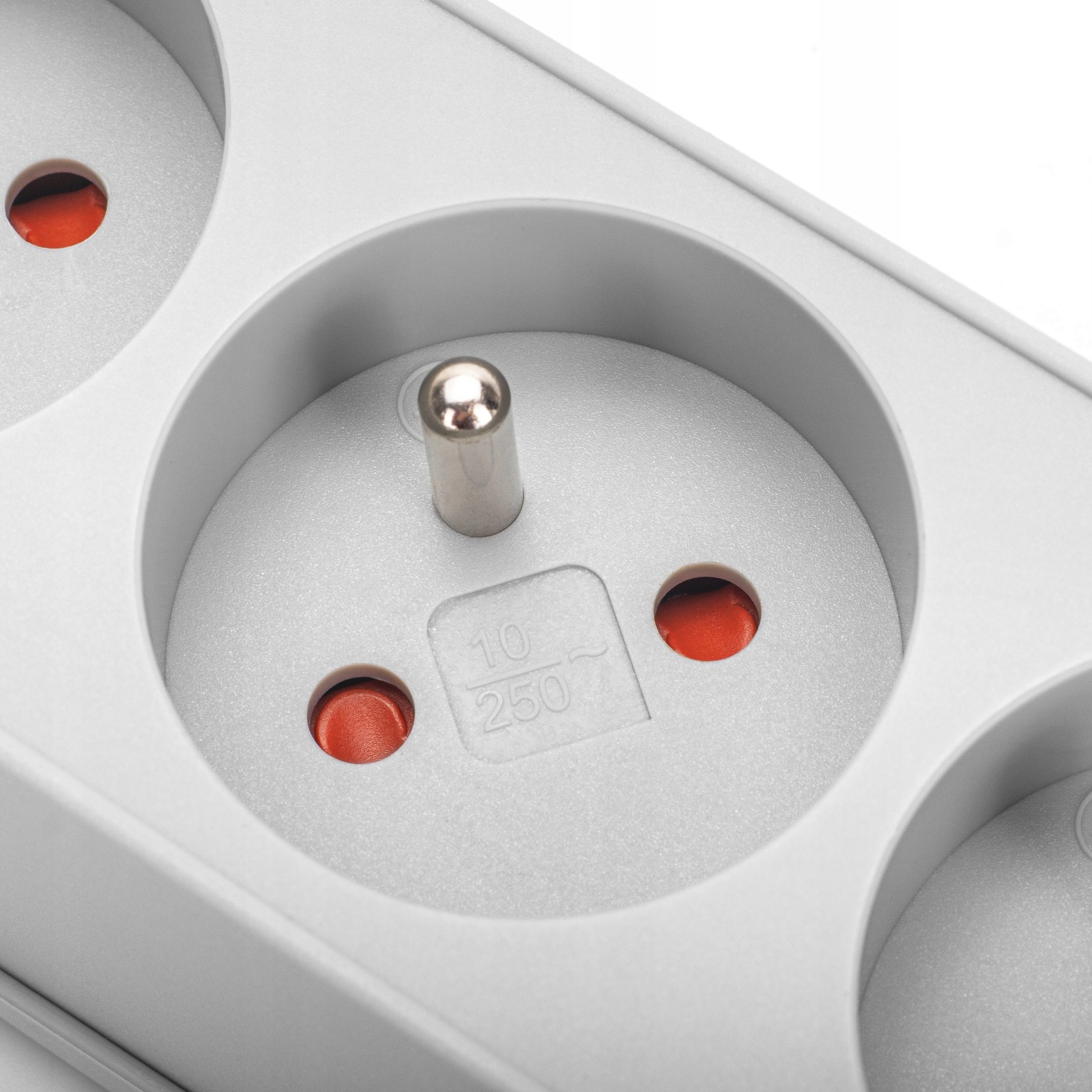 LISTWA ZASILAJĄCA PRZEPIĘCIOWA PRZECIWPRZEPIĘCIOWA 5 GNIAZD 1,5m SZARA Kod producenta MT138-1,5