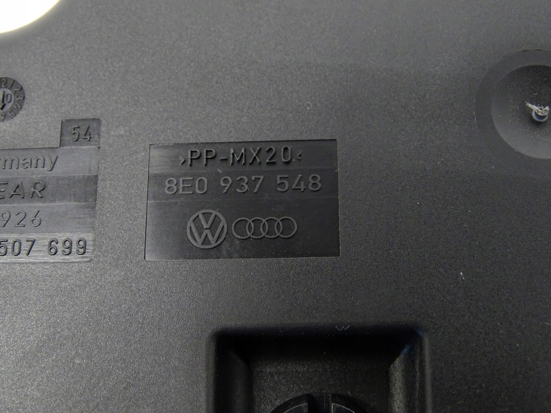 Kasten AKUMULATORA AUDI RS4 B7 8E0937548