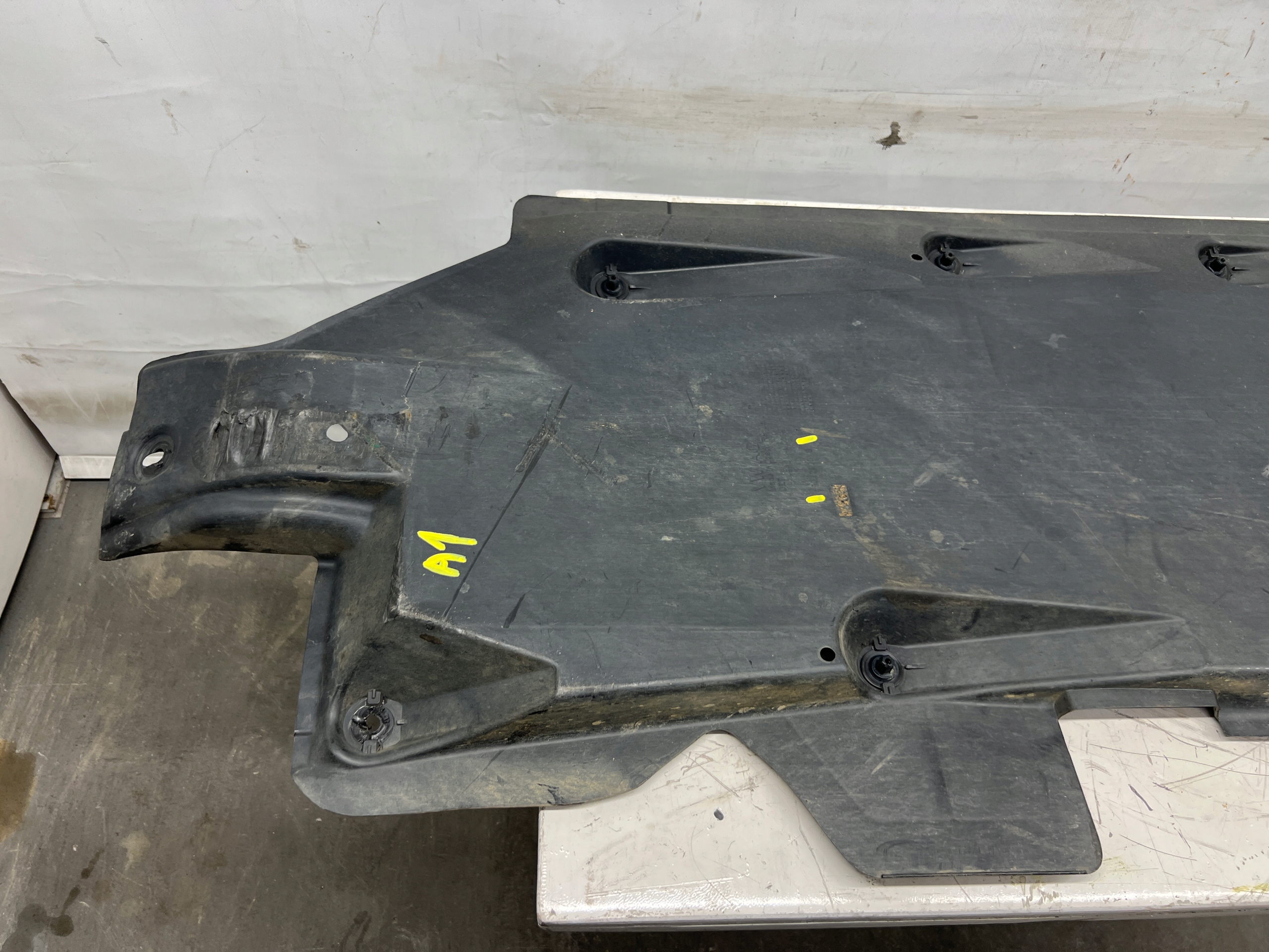 Audi A1 8X SPORTBACK cover chassis left 6R0825201B