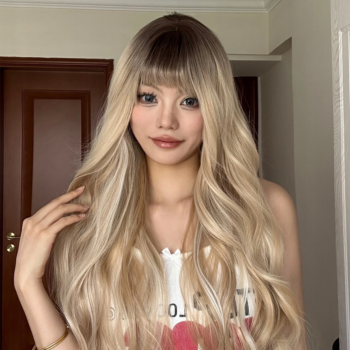 Písčitá blond dlouhá paruka Clara s tmavými kořínky