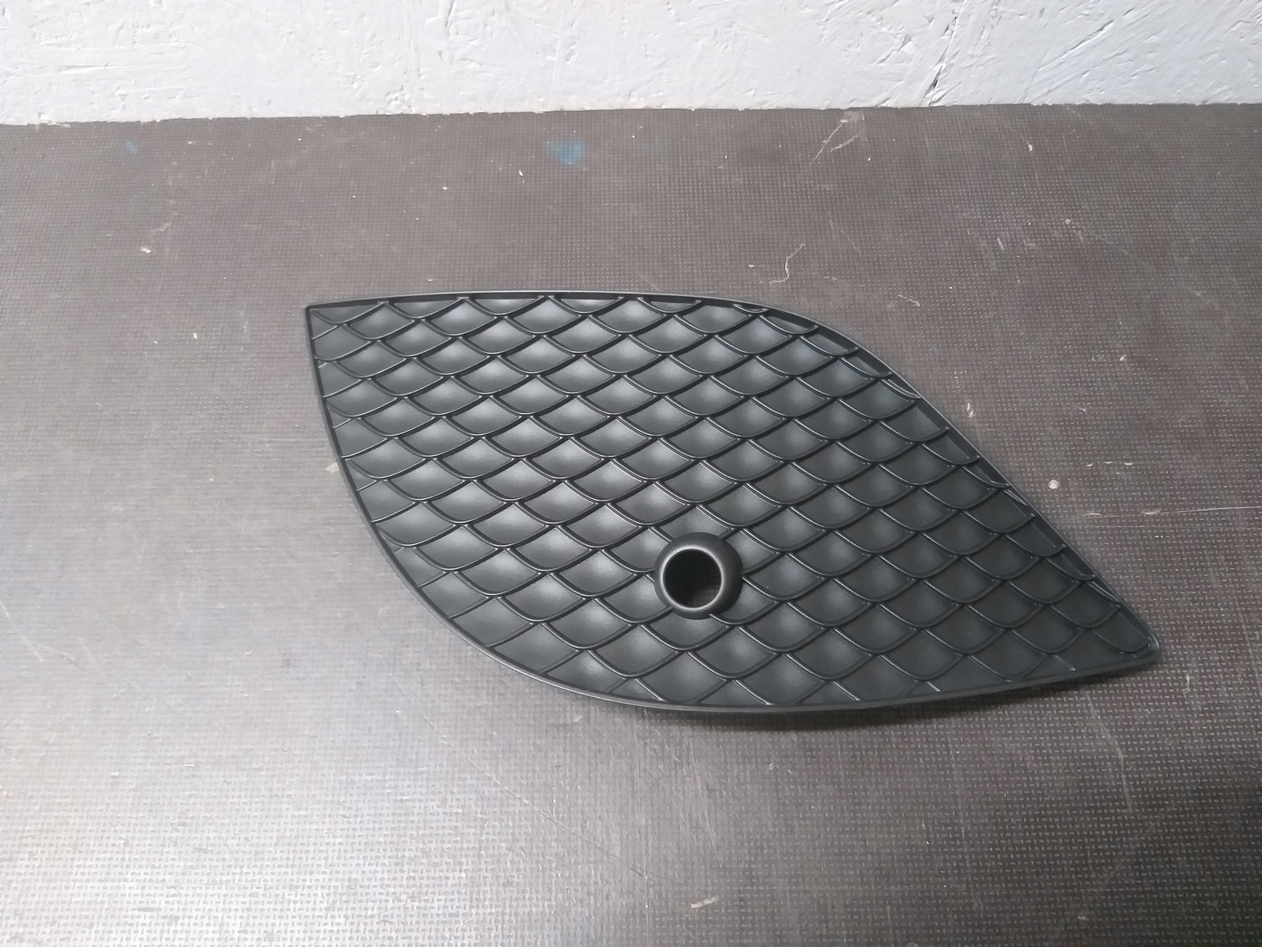 ZDERZAK PRZÓD LEWA KRATKA ZDERZAKA MERCEDES C KLASA W205 LIFT