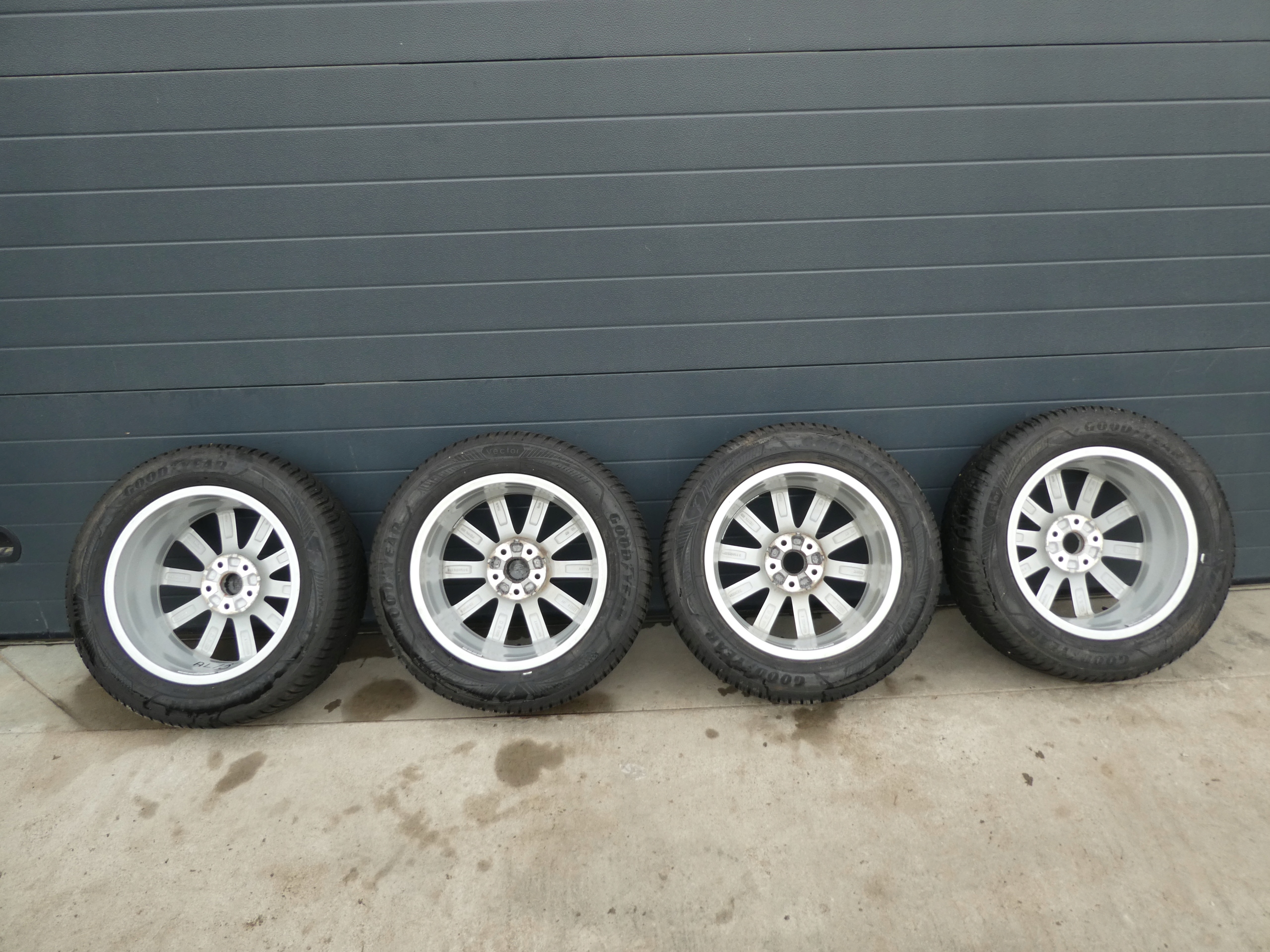 4X wheels discs tyres AUDI Q3 8U0 8U0601025S 2023R
