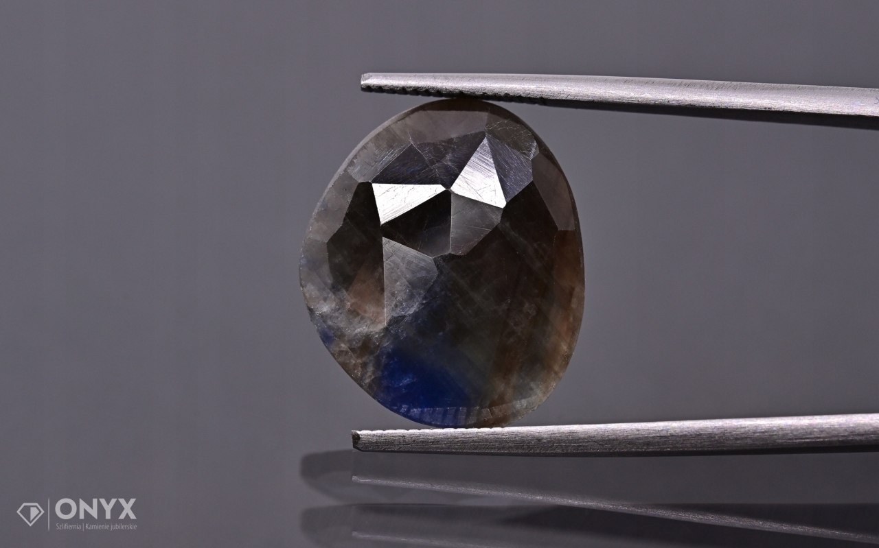 Safír fasetovaná nepravidelná rozeta 17,5x15 mm