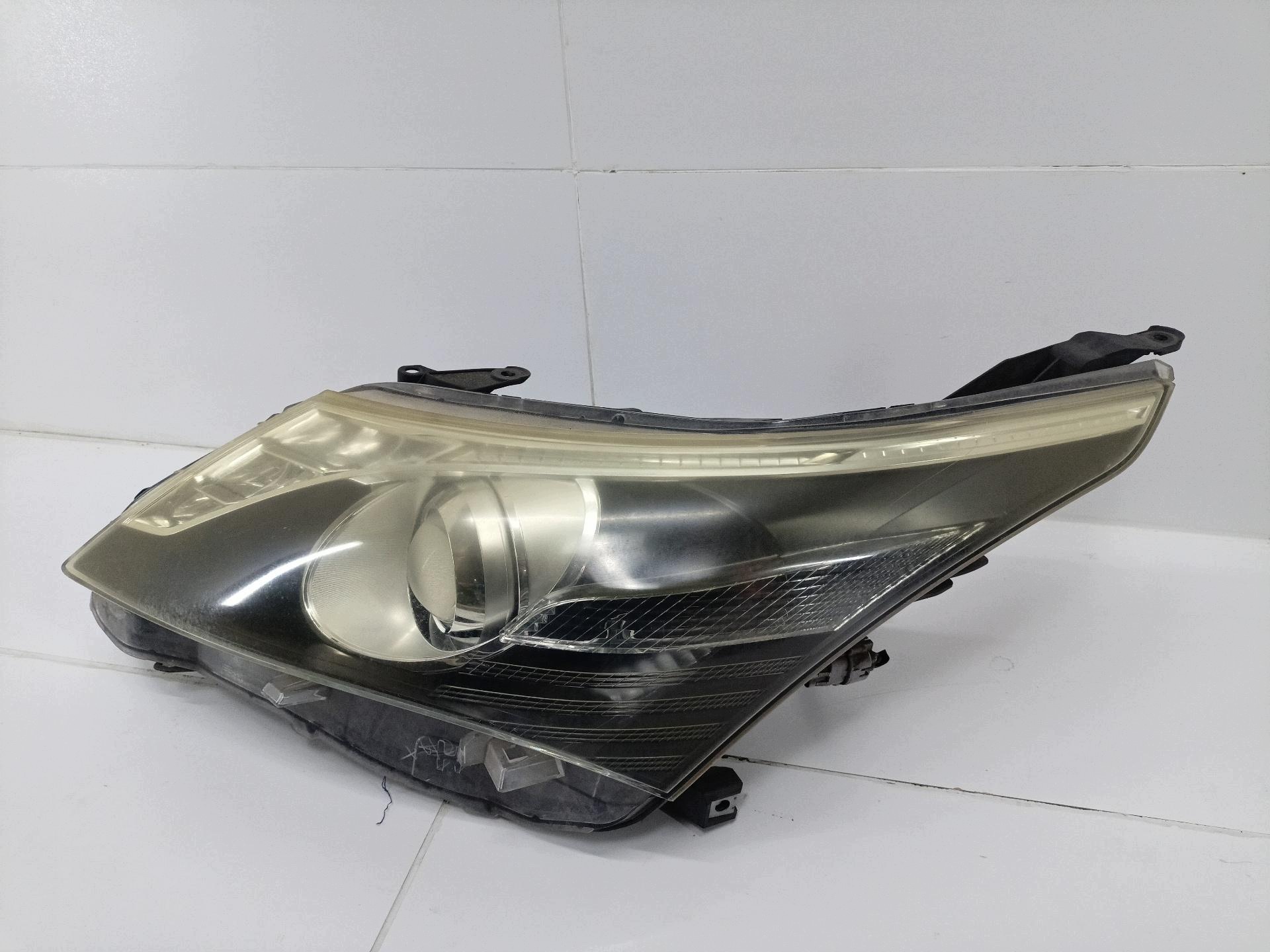 light front left side Toyota Avensis 3 T270 facelift ZRT272W 2014