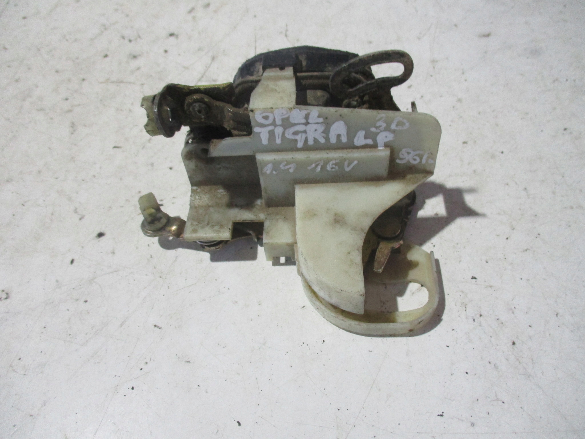 ZAMEK DRZWI PRZEDNI LEWY OPEL TIGRA 3D 96R. Producent części Inny