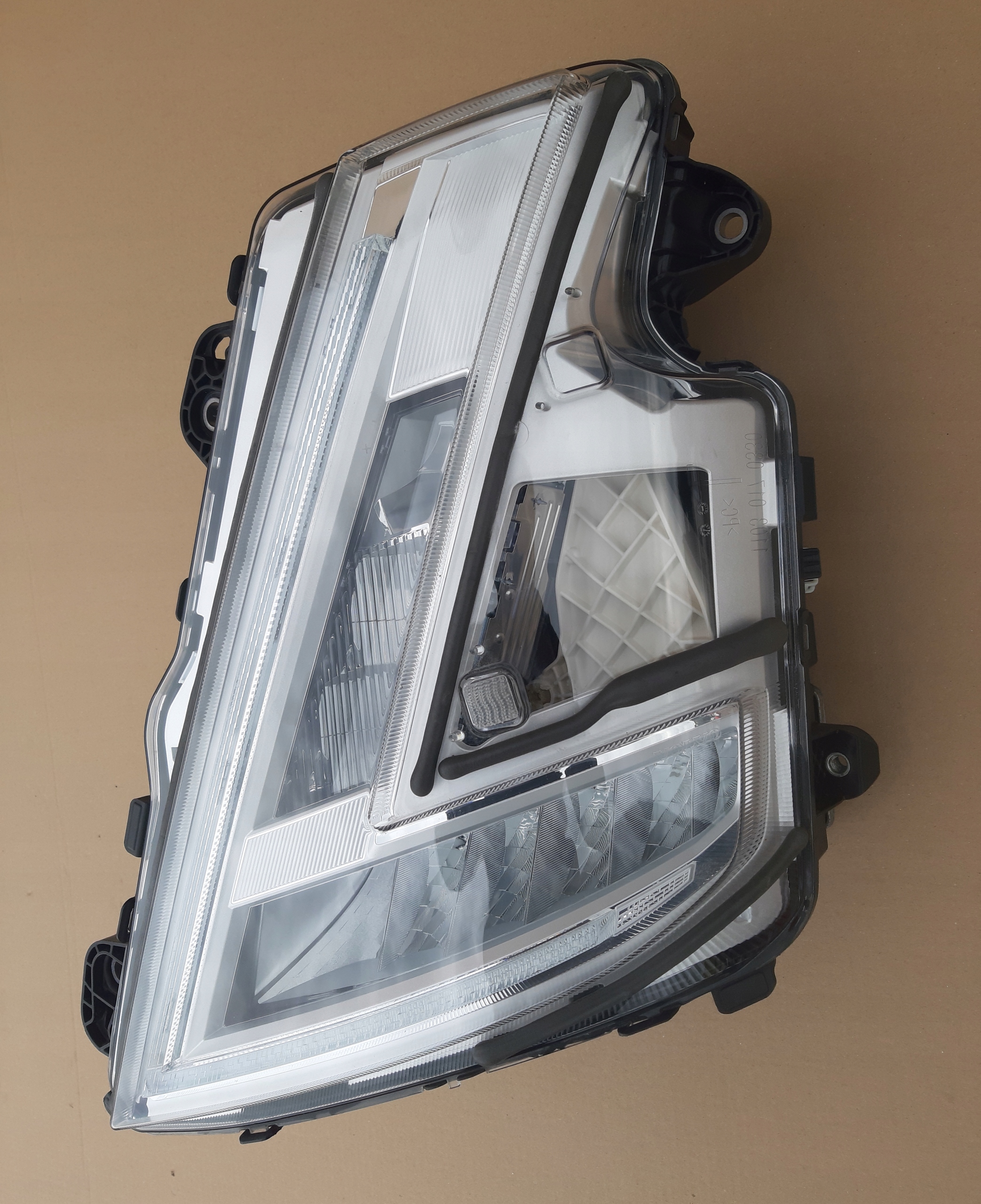 VOLVO FH5 REFLEKTOR LEWY FULL LED LAMPA LEWA Producent części Volvo OE