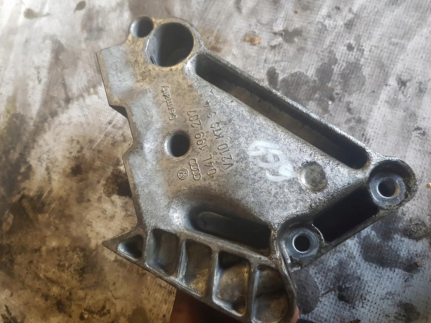 ŁAPA SILNIKA 2.0TDI VW PASSAT B8 04L199207