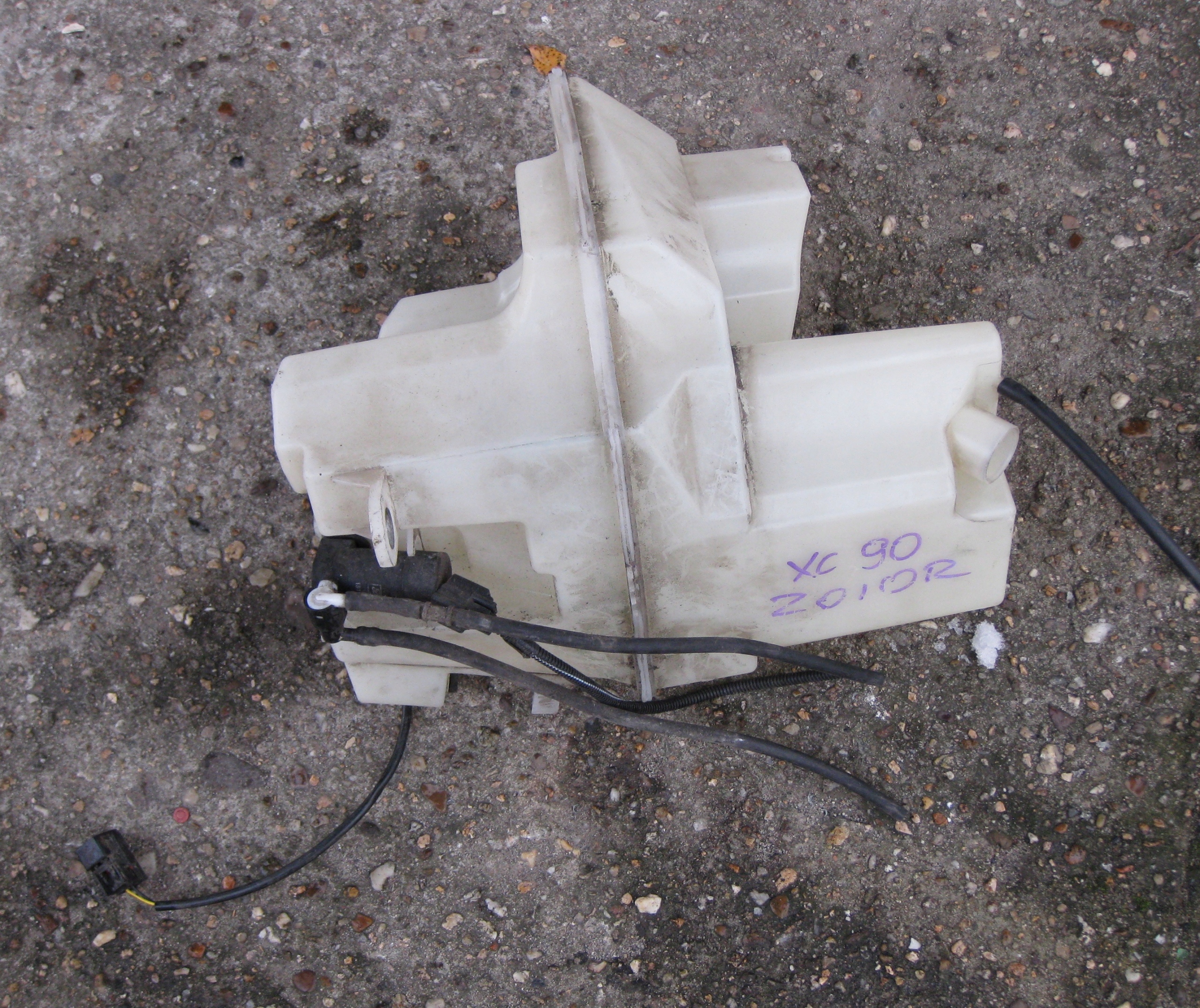 VOLVO XC 90 and washer fluid tank 8659490