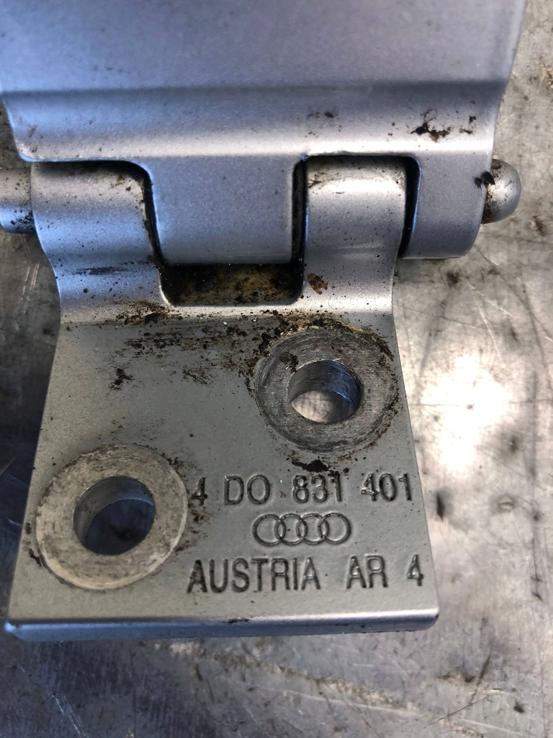 hinges door left right front KOMPLET AUDI A8 D2 4D0831401 4D0831402