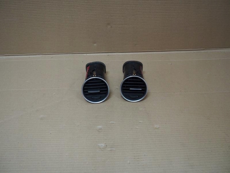 Центральная вентиляционная решетка MERCEDES W204 A2048306254