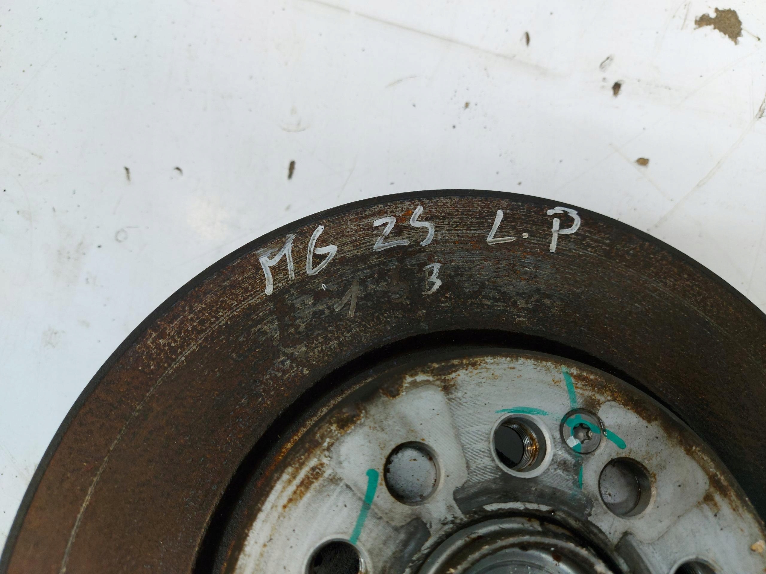 MG ZS 1.5B swing front left
