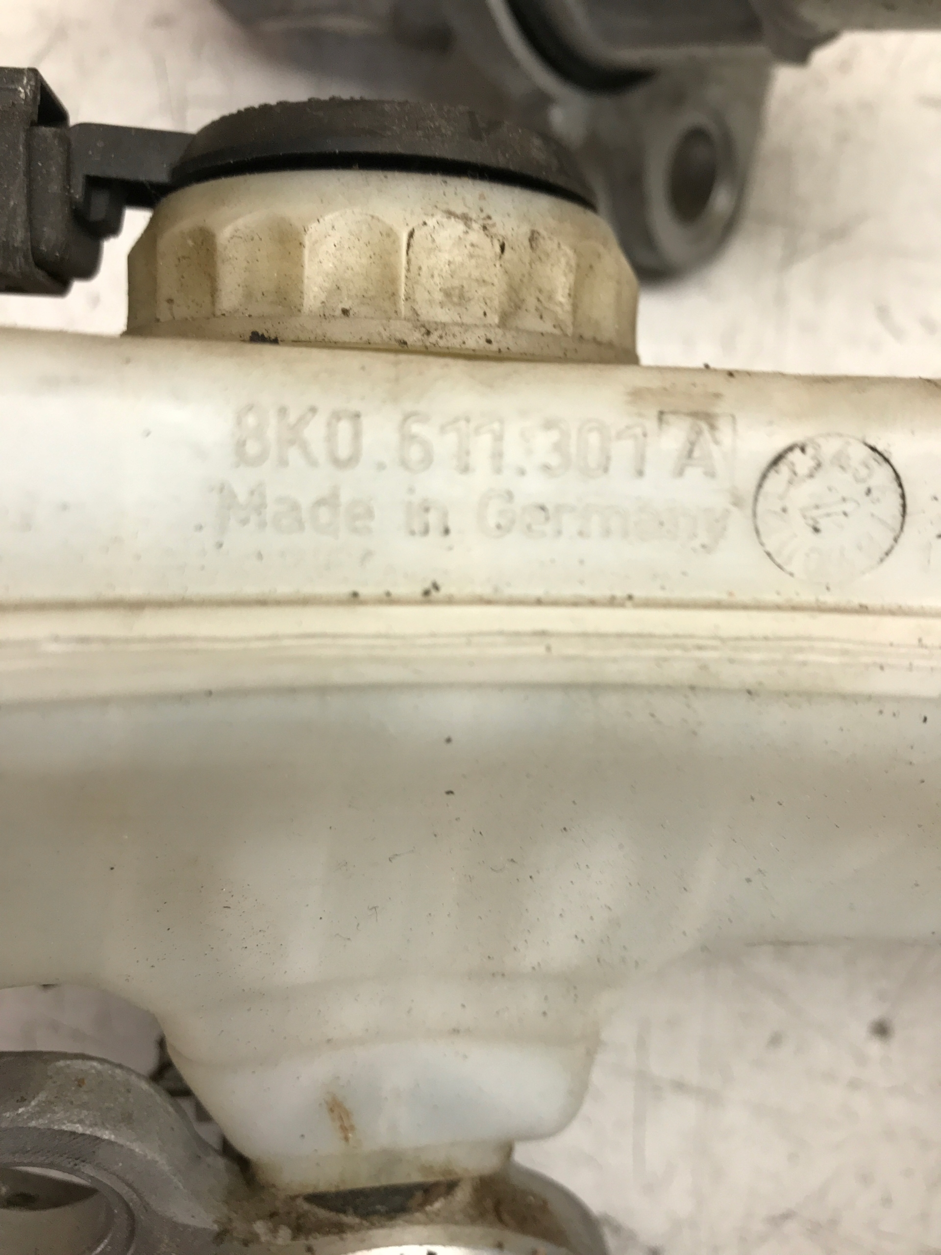 brake booster tank A4 B8 A5 8K0611301A