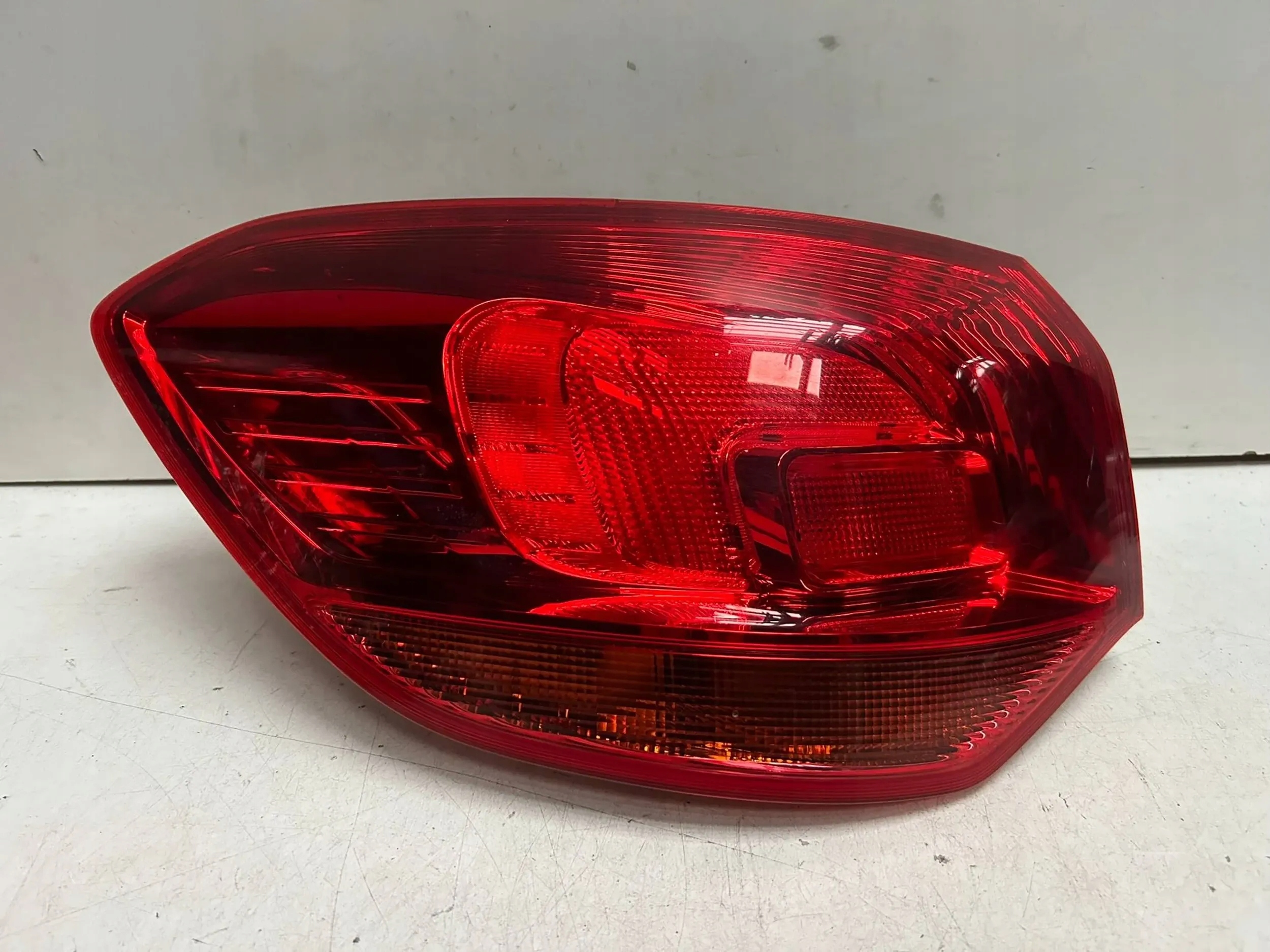 Lampa tył lewy Opel Astra J