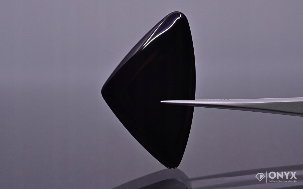 Onyx nízký kabošon nepravidelný 42x25 mm