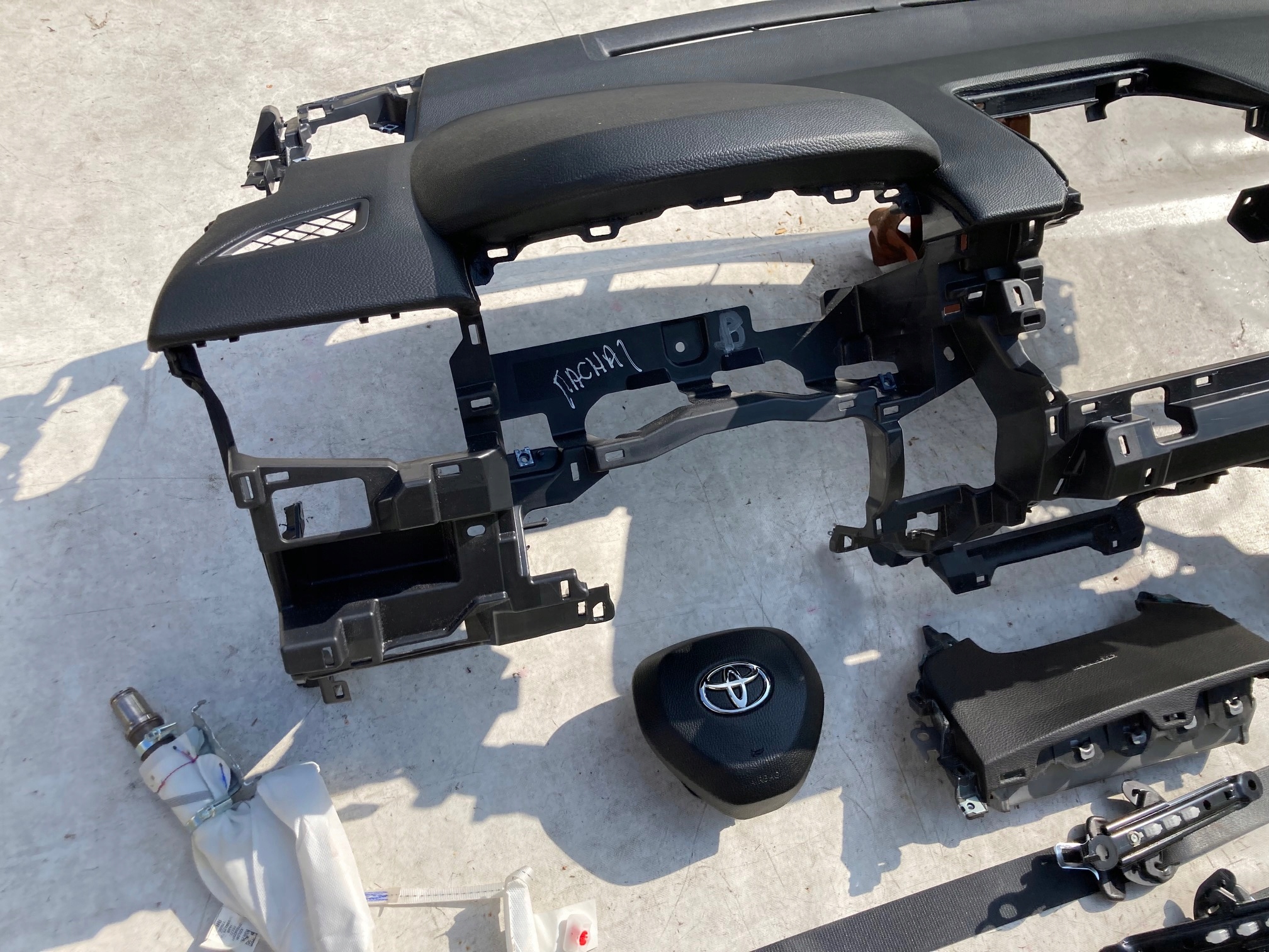 TOYOTA COROLLA E16 торпеда консоль Подушки
